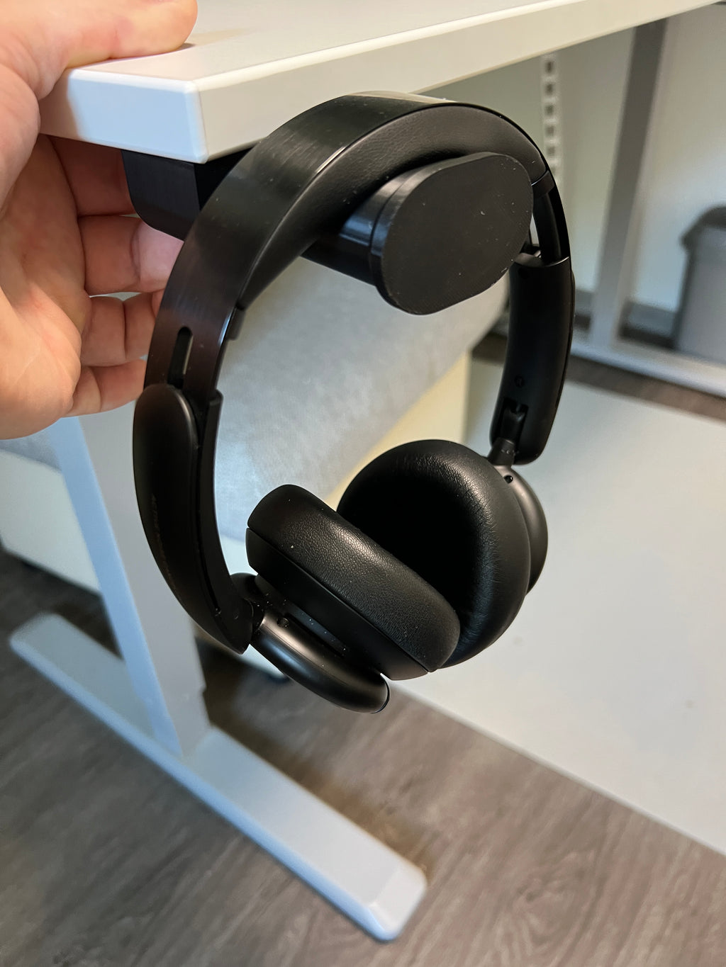 Headphones holder for desk