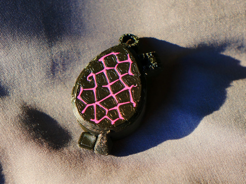 Small egg shaped pendant with pip hinge