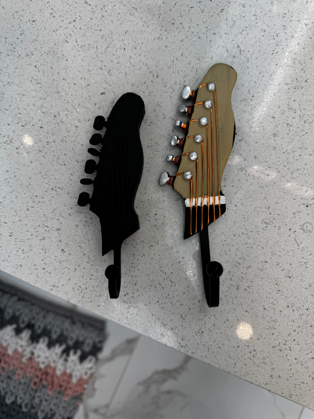Guitar shaped hanger