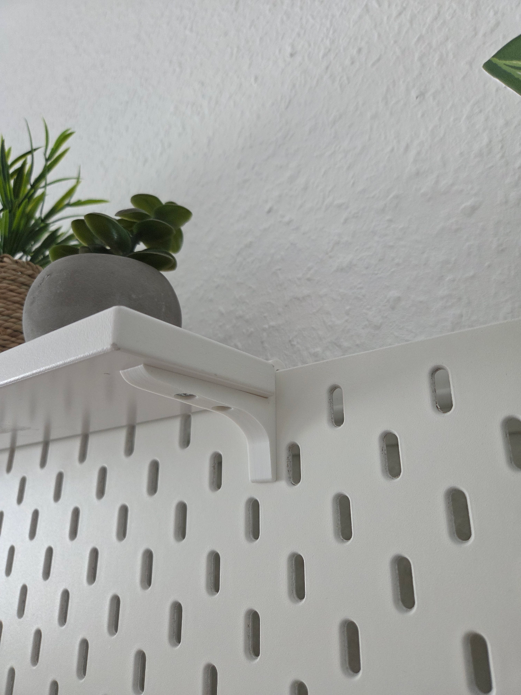 Ikea-Skadis Regalhalterung