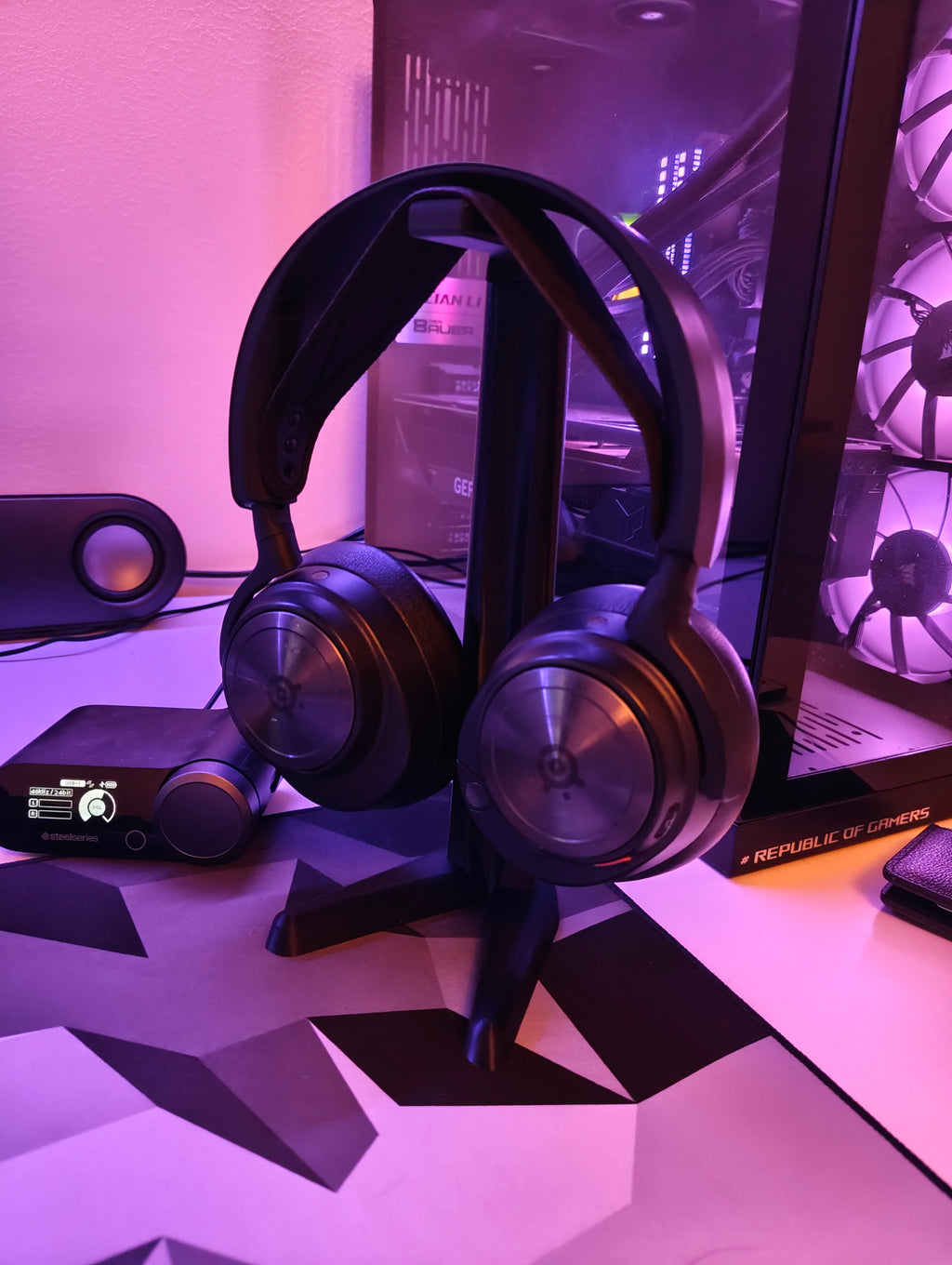Slim end clean headphone stand