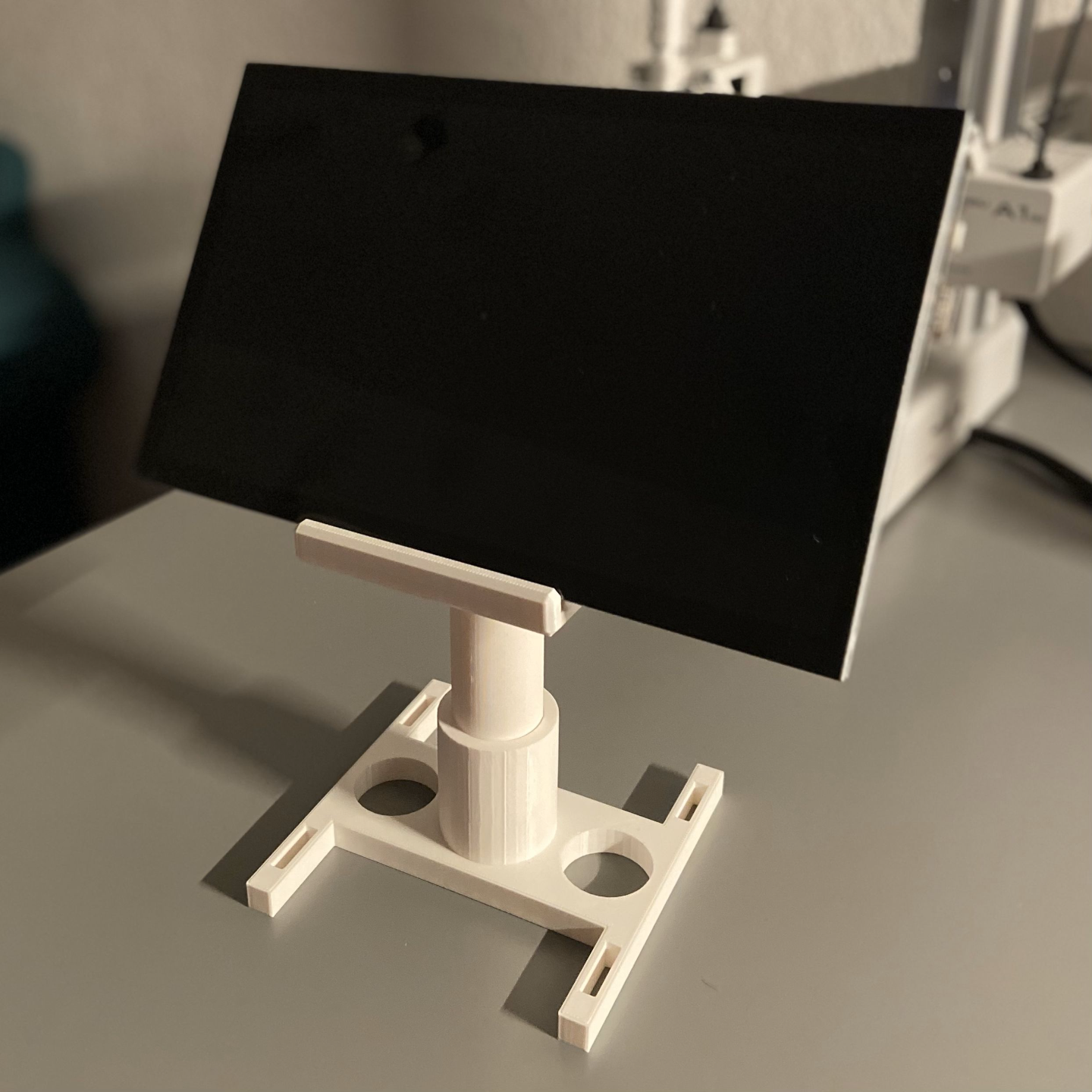 Small screen stand