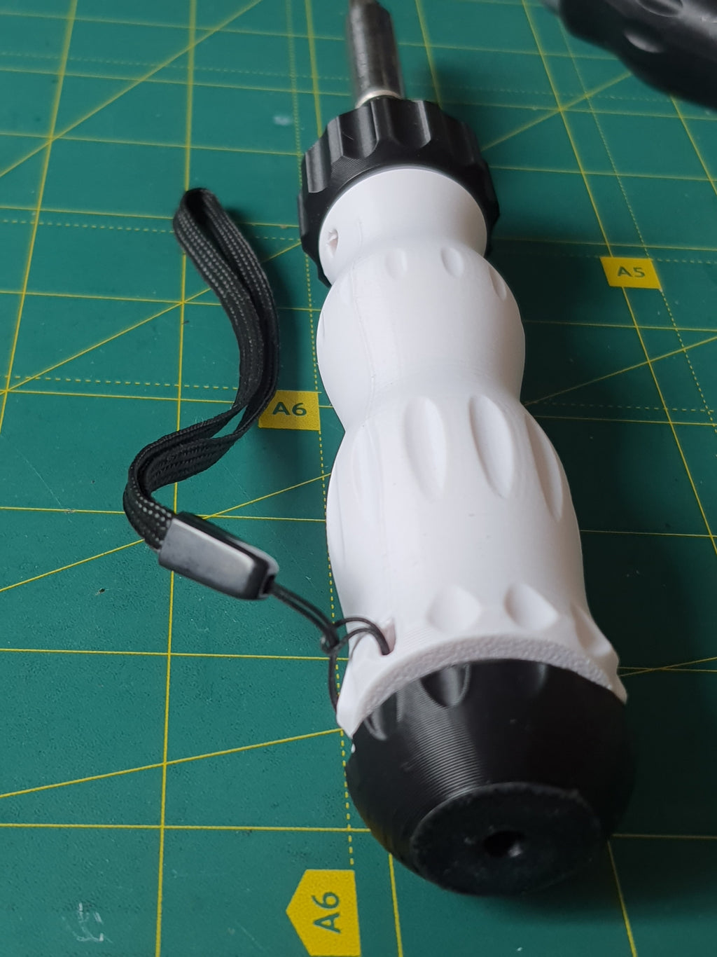 Universal ergonomic screwdriver V2