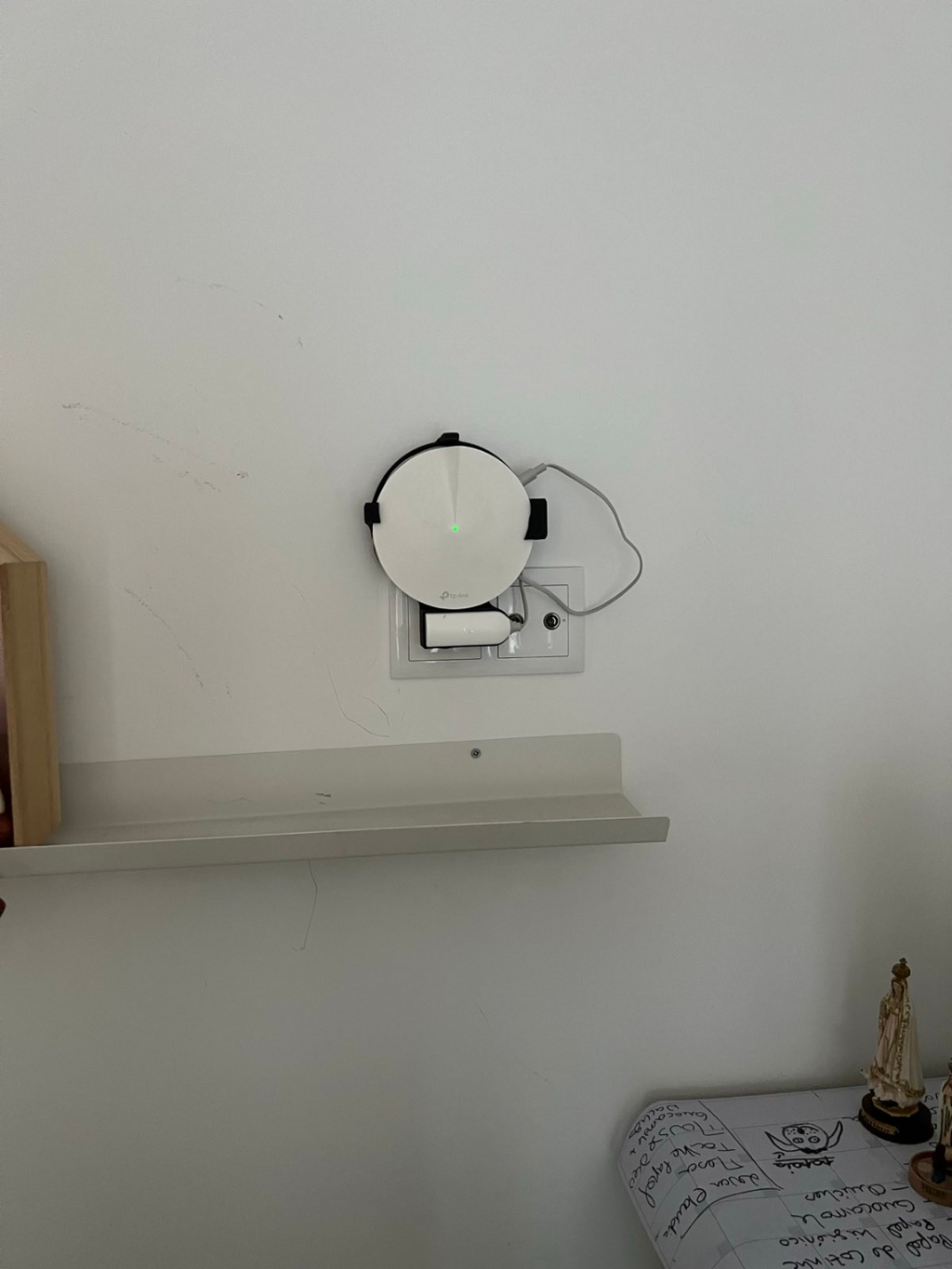 Deco M5 outlet mount with place for wire