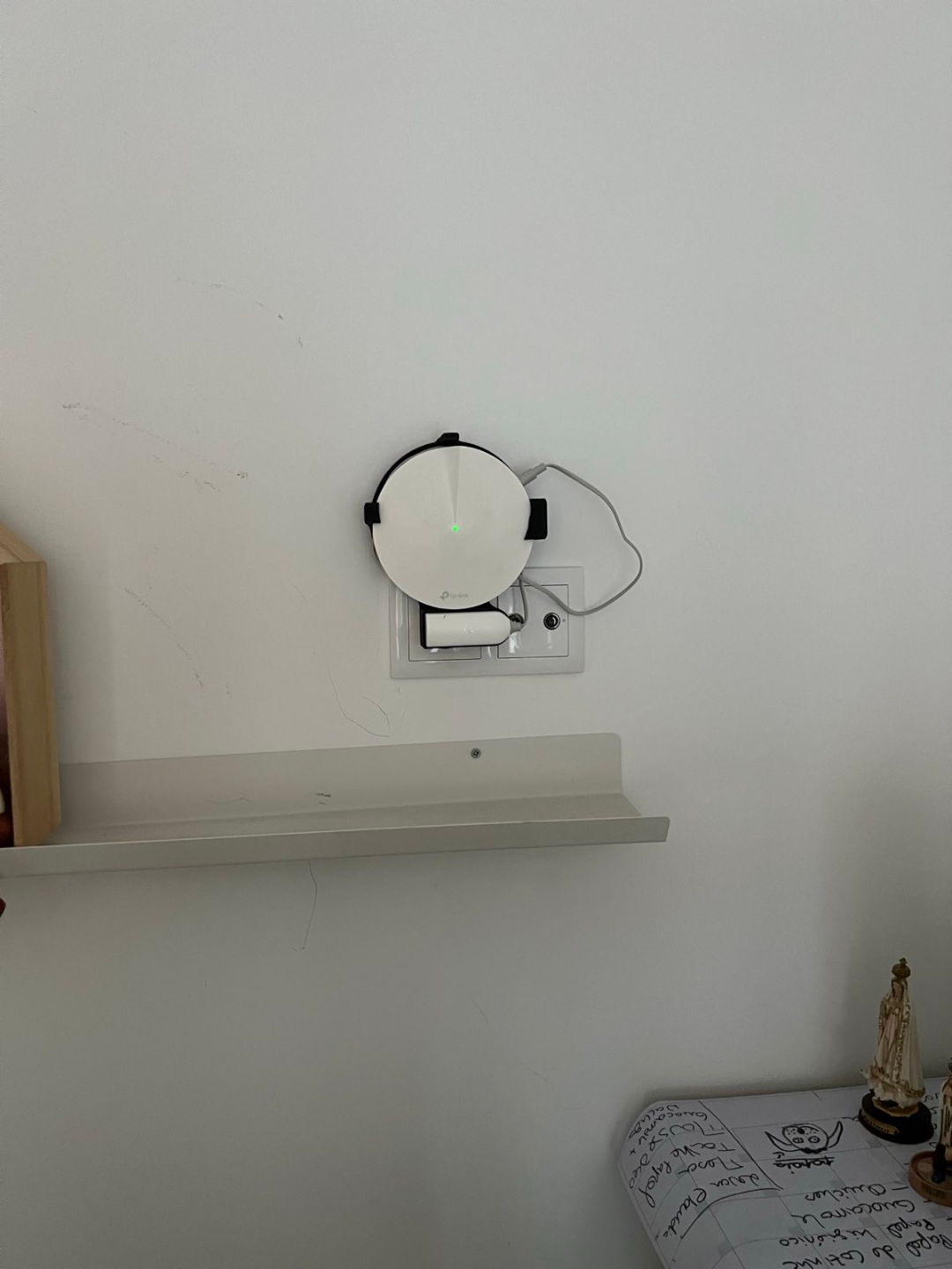 Deco M5 outlet mount with place for wire
