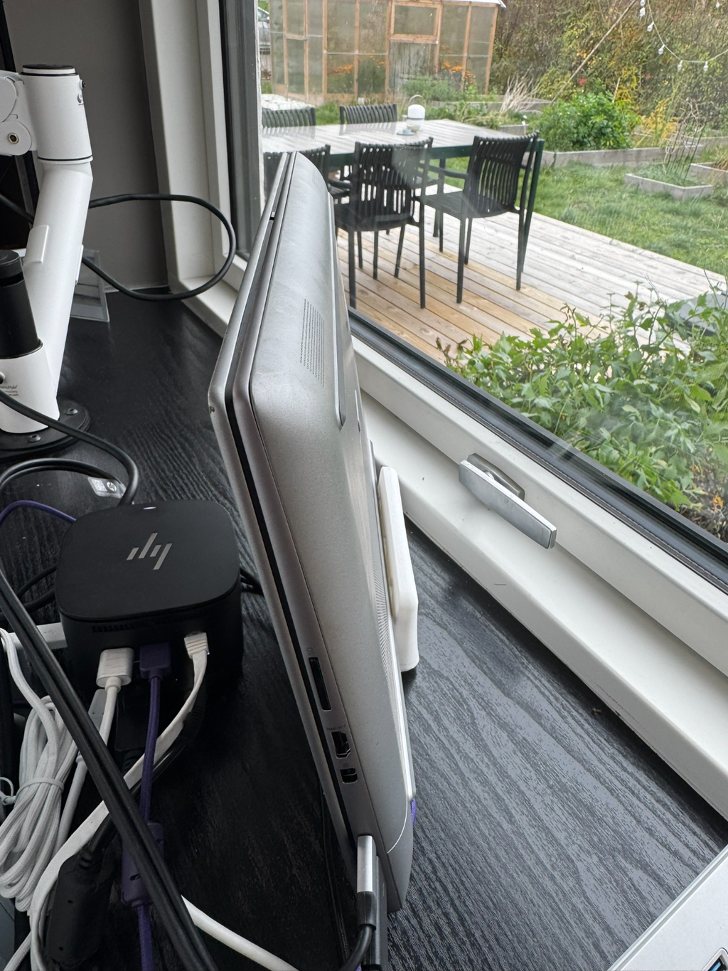 Laptop holder stander for HP zbook with felt pads