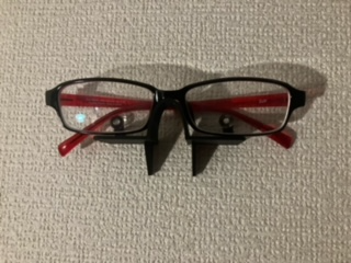 EYE GLASSESE HANGER