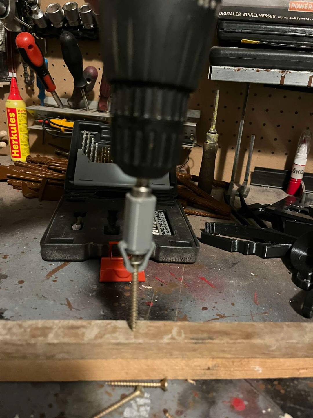 Screw holding device in the bit