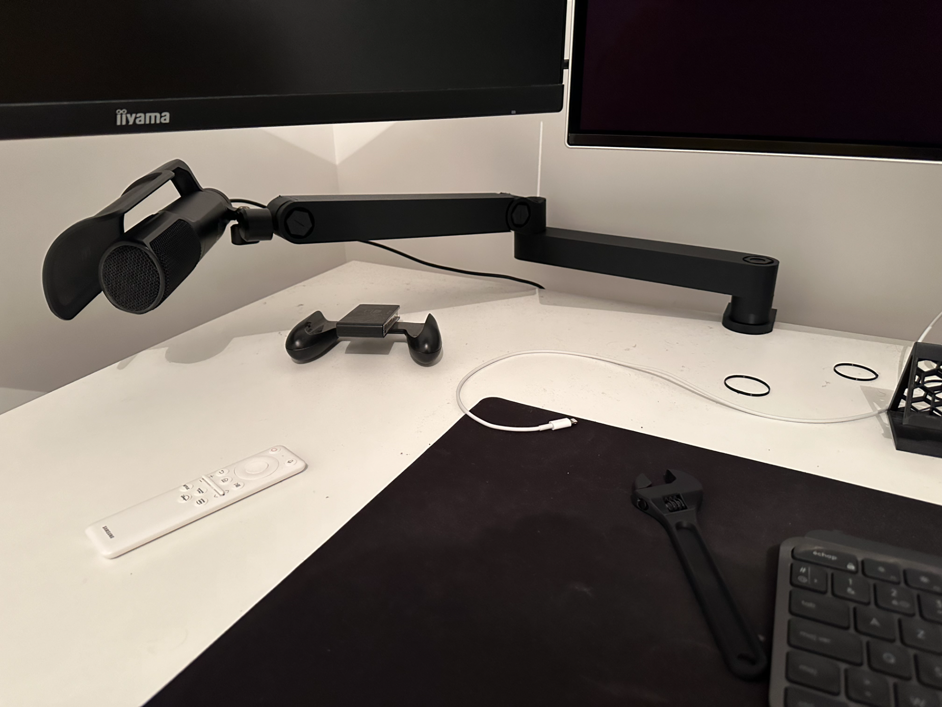 Low profile mic arm