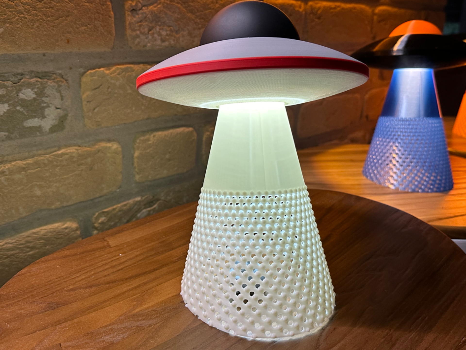 2. Version UFO Table Lamp with Tractor Beam Lighting