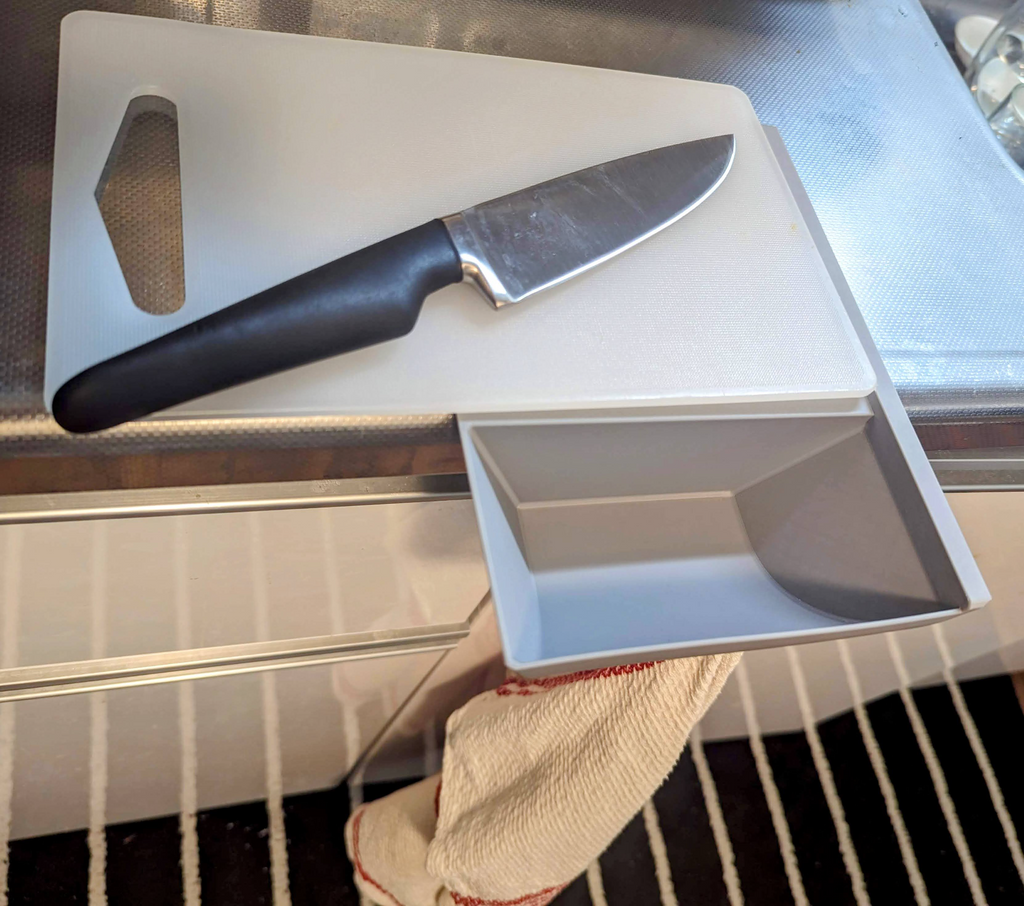 Cutting board trash tray (no supports)