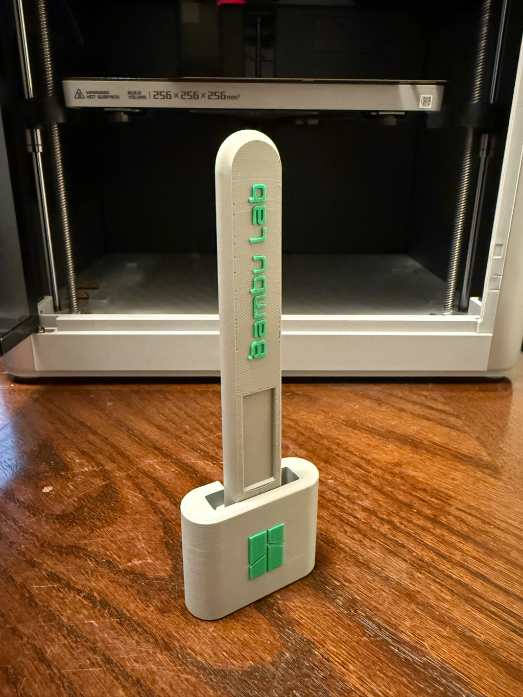Scraper with shorter thumb grip for a flush mount