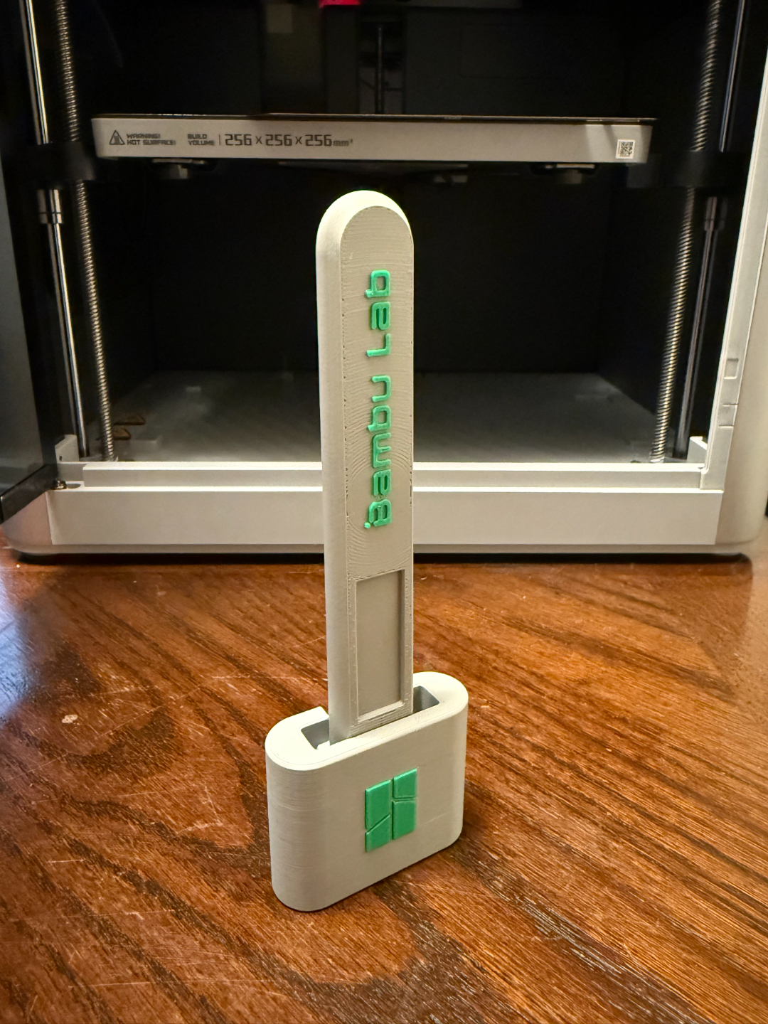Scraper with shorter thumb grip for a flush mount