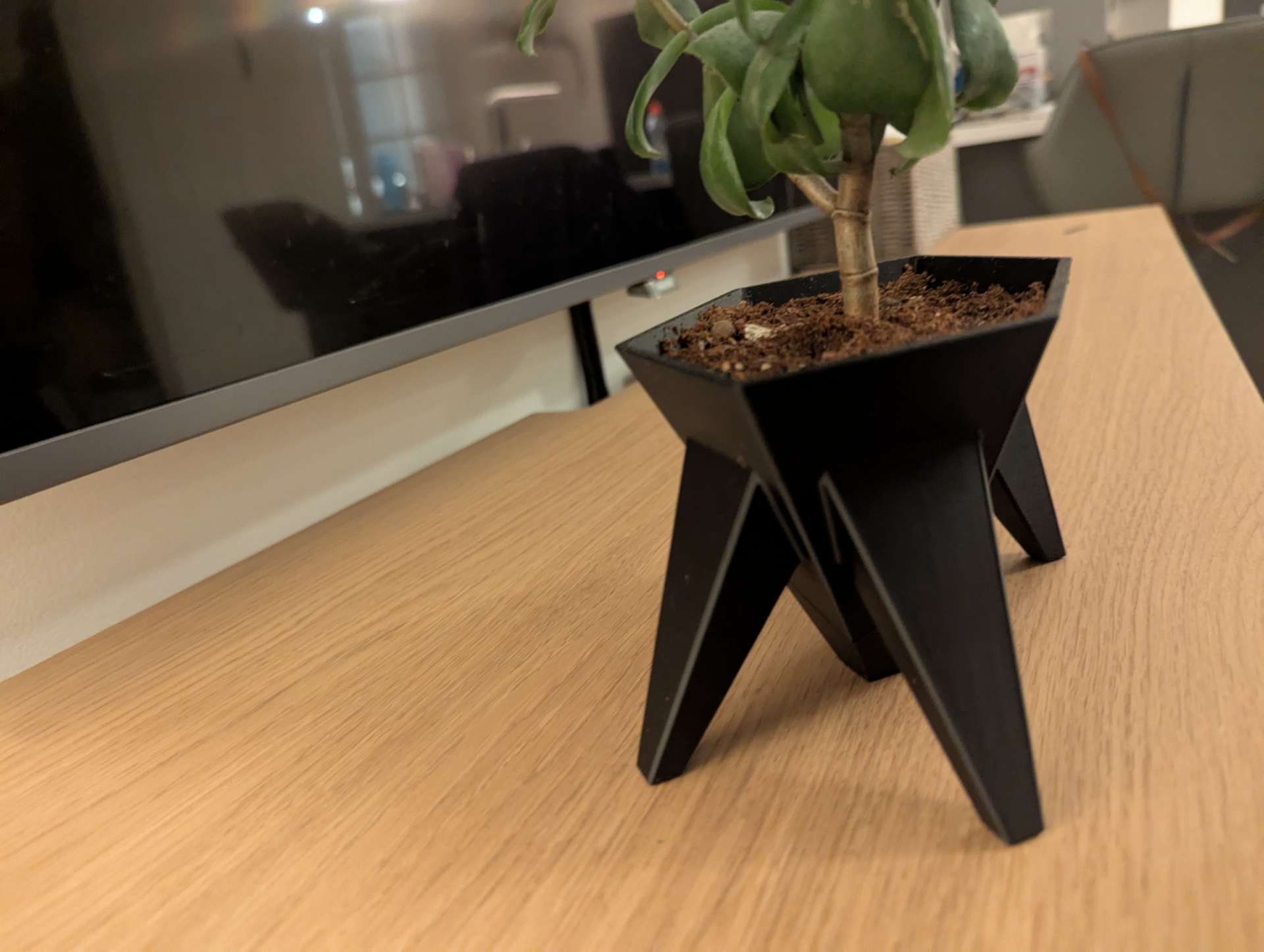 Geometric hex pot planter with legs and drainage
