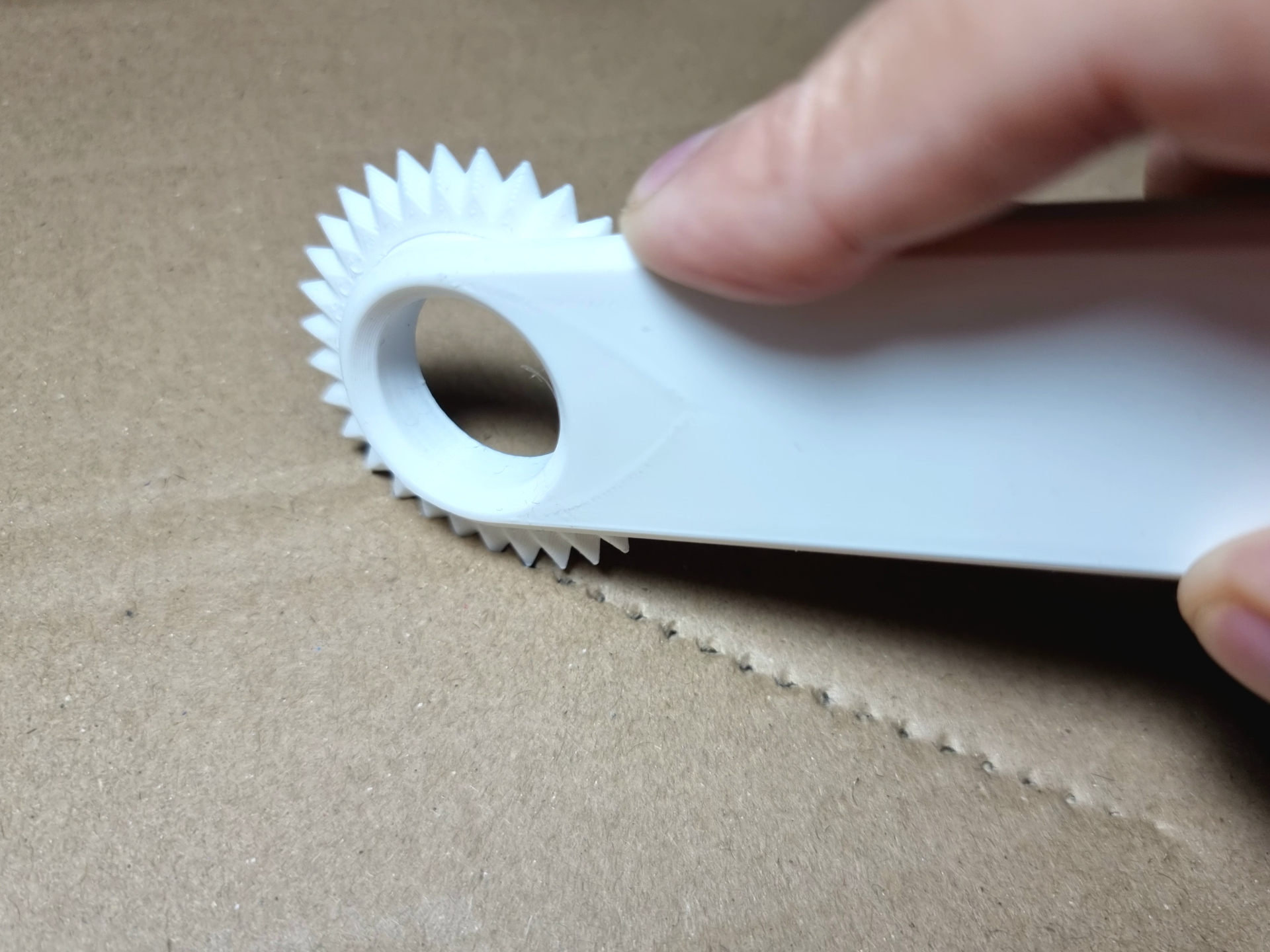 Utensile per la foratura ed il taglio del cartone
