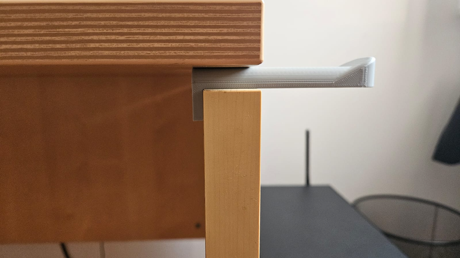 Table headphone side holder