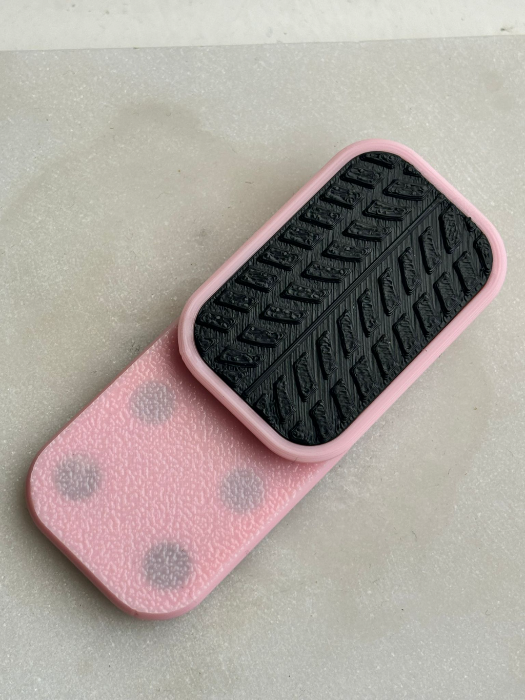 Fidget slider with magnets