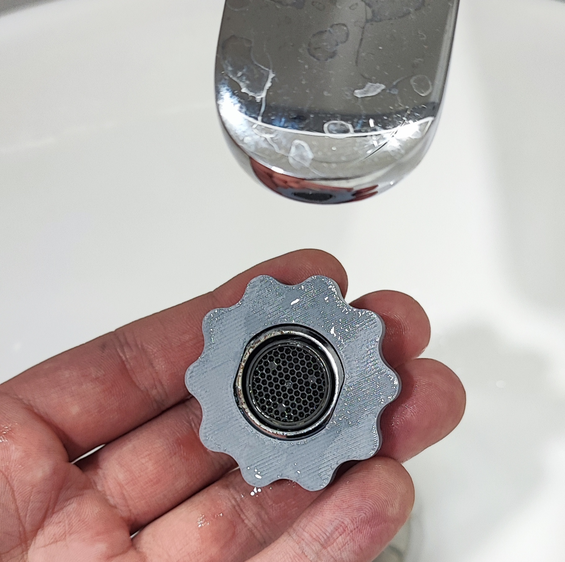 Sink faucet aerator key
