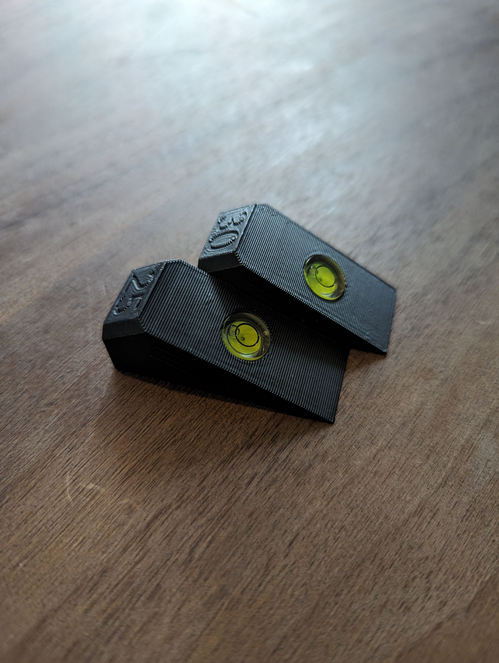 Magnetic hand tool sharpening and honing guide