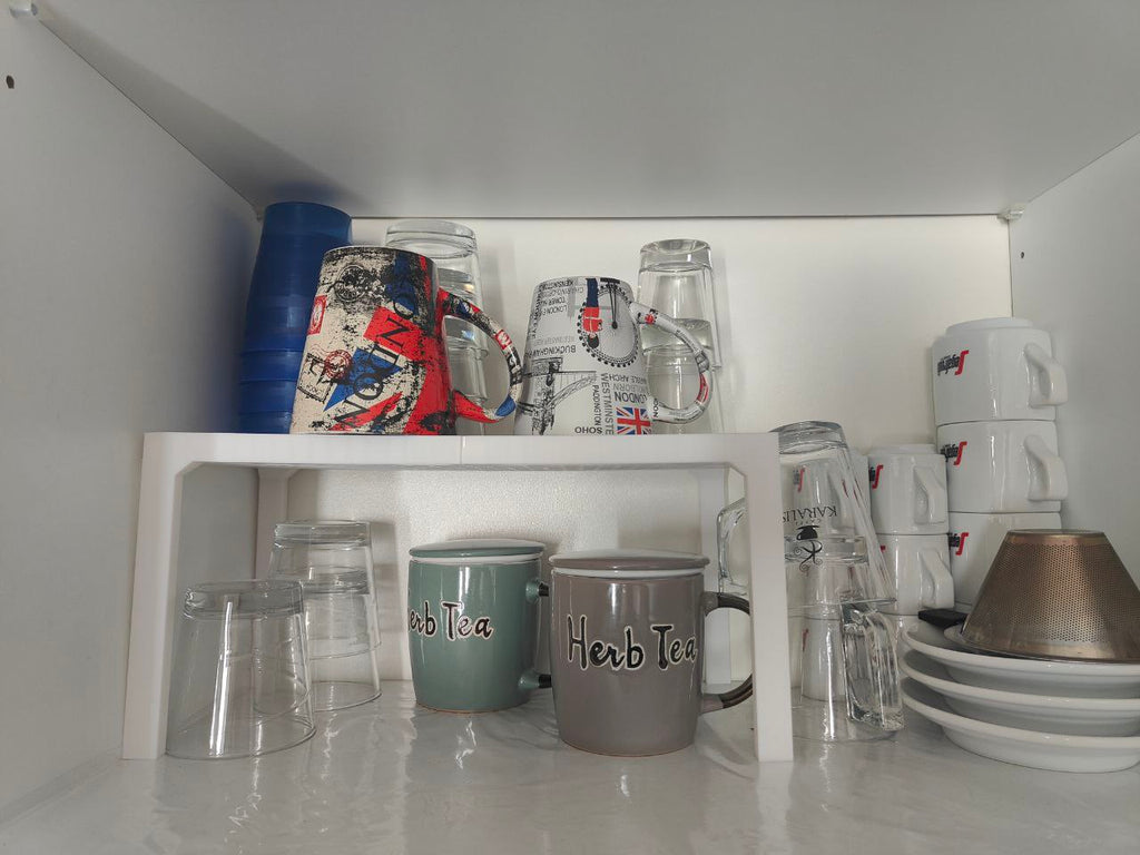 Ripiano cucina tazze e bicchieri