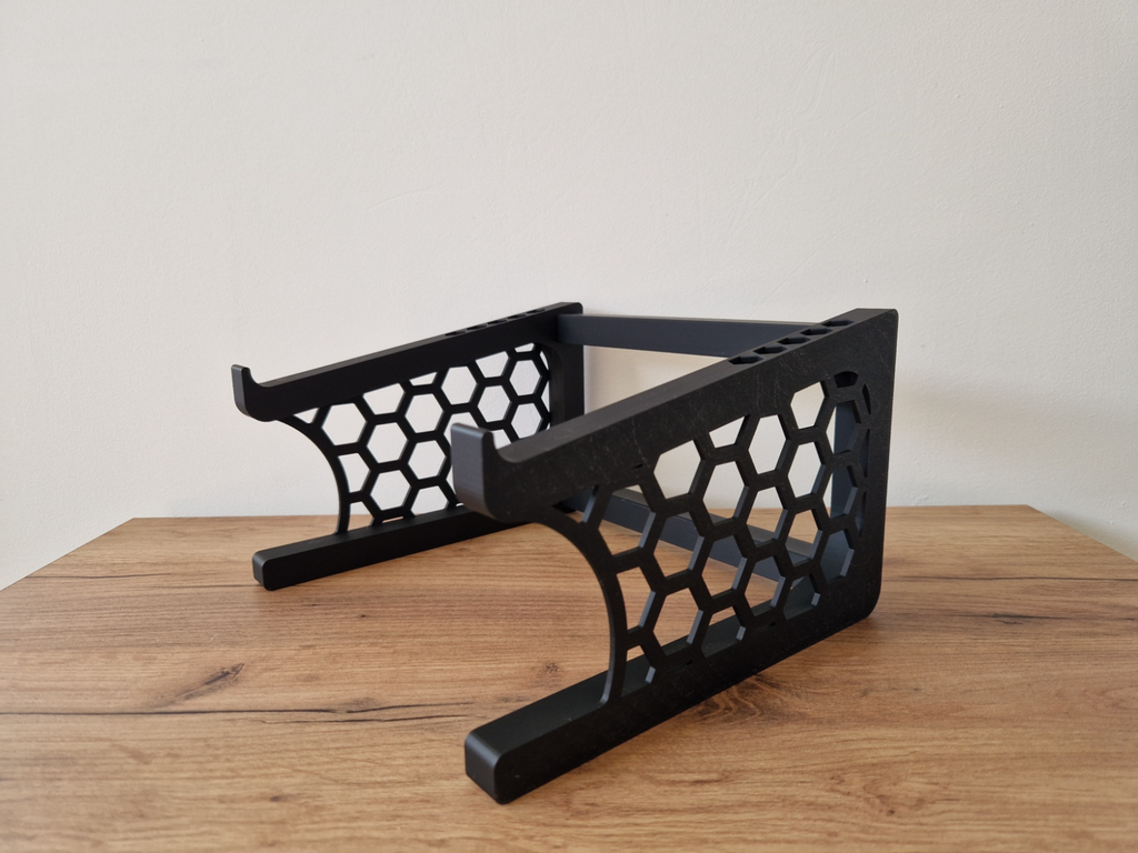 Laptop stand with maximum airflow
