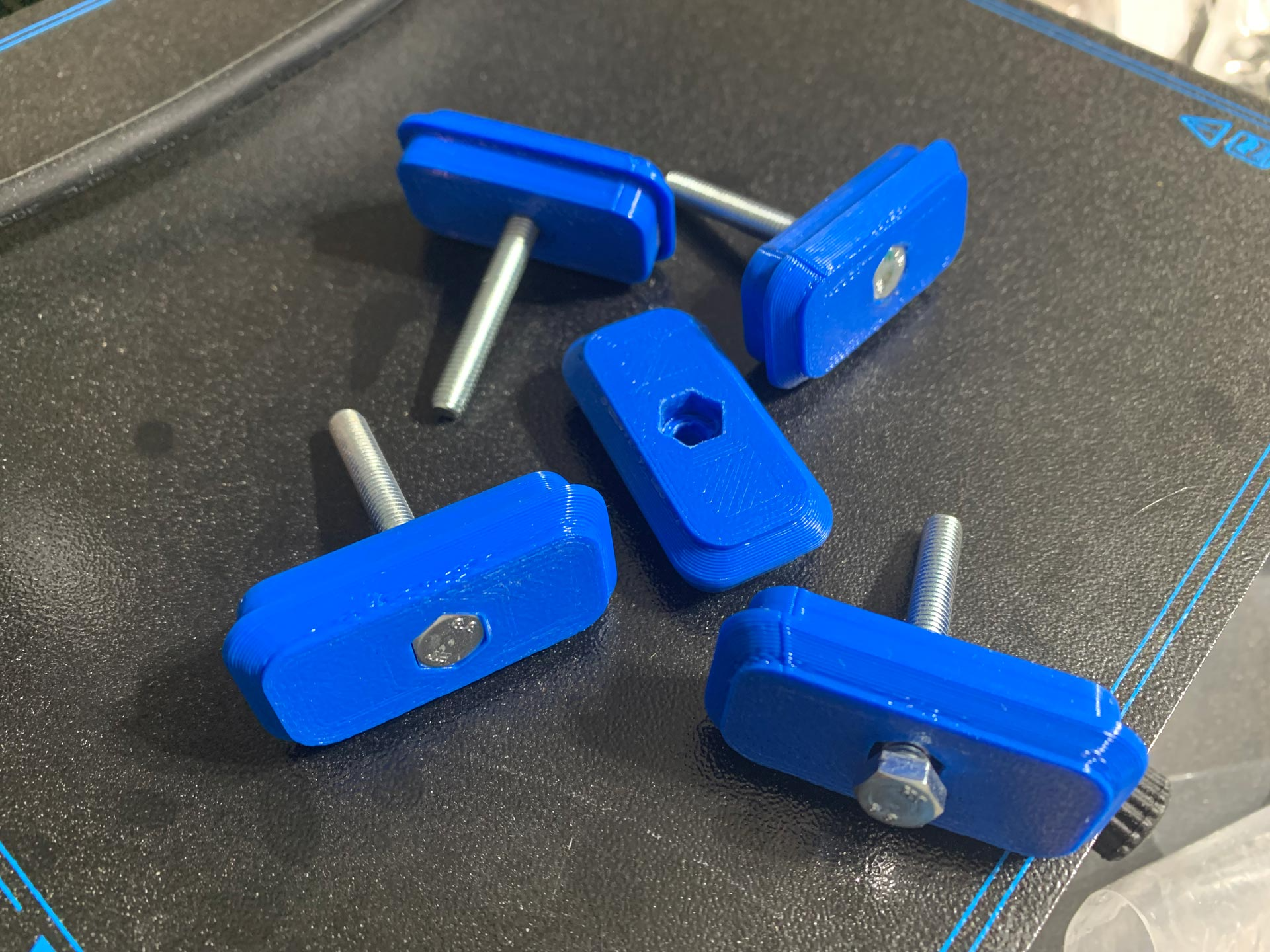 Featherboard for woodworking, no supports needed, with M5 & M6 options for knobs & track slides