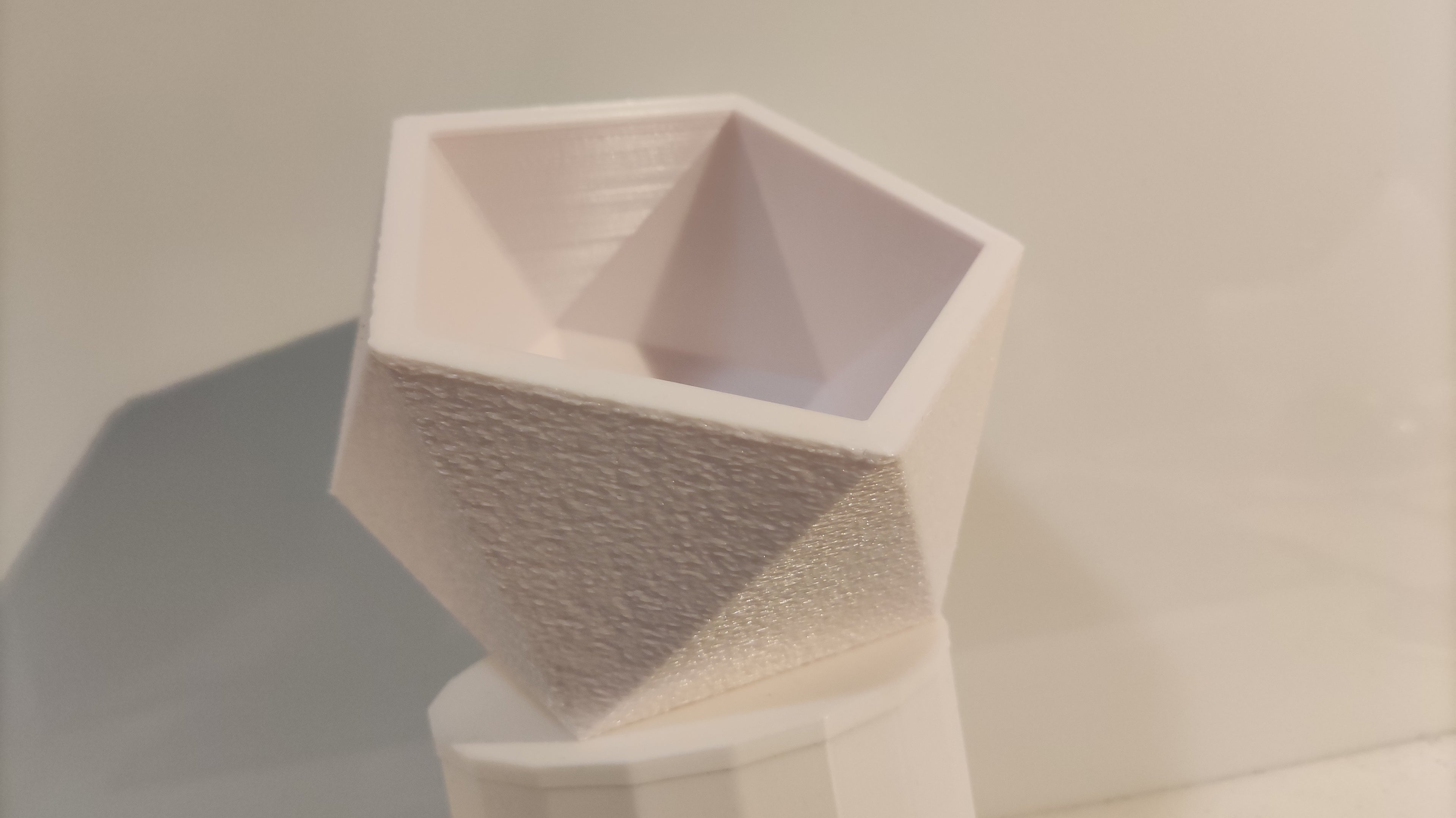 Icosahedron (d20) container