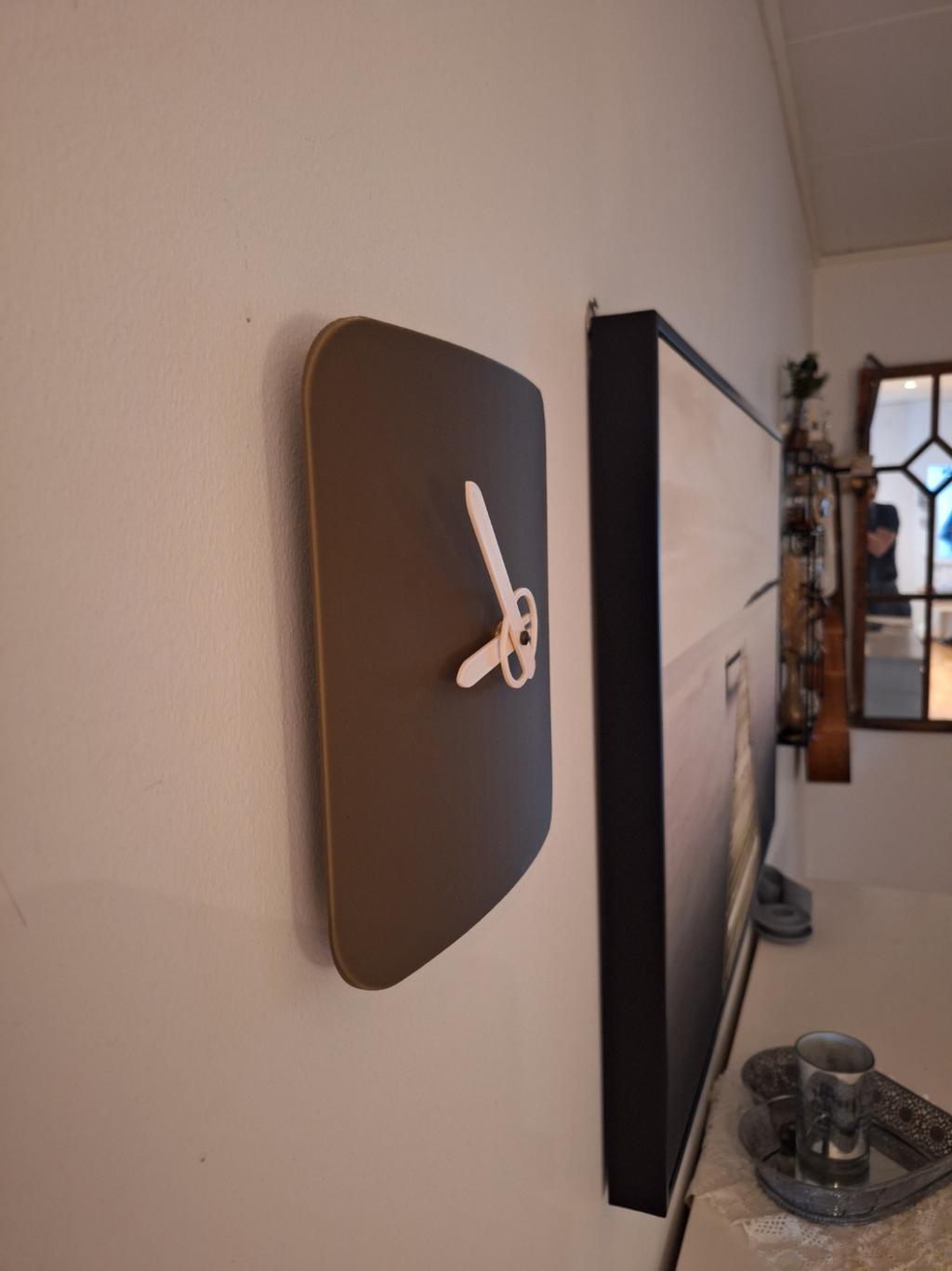 Curved analog wall clock