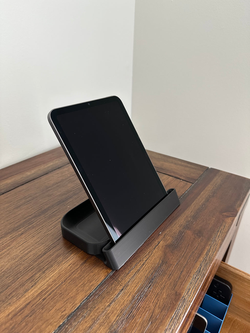 Kindle Oasis, iPad mini and glasses stand