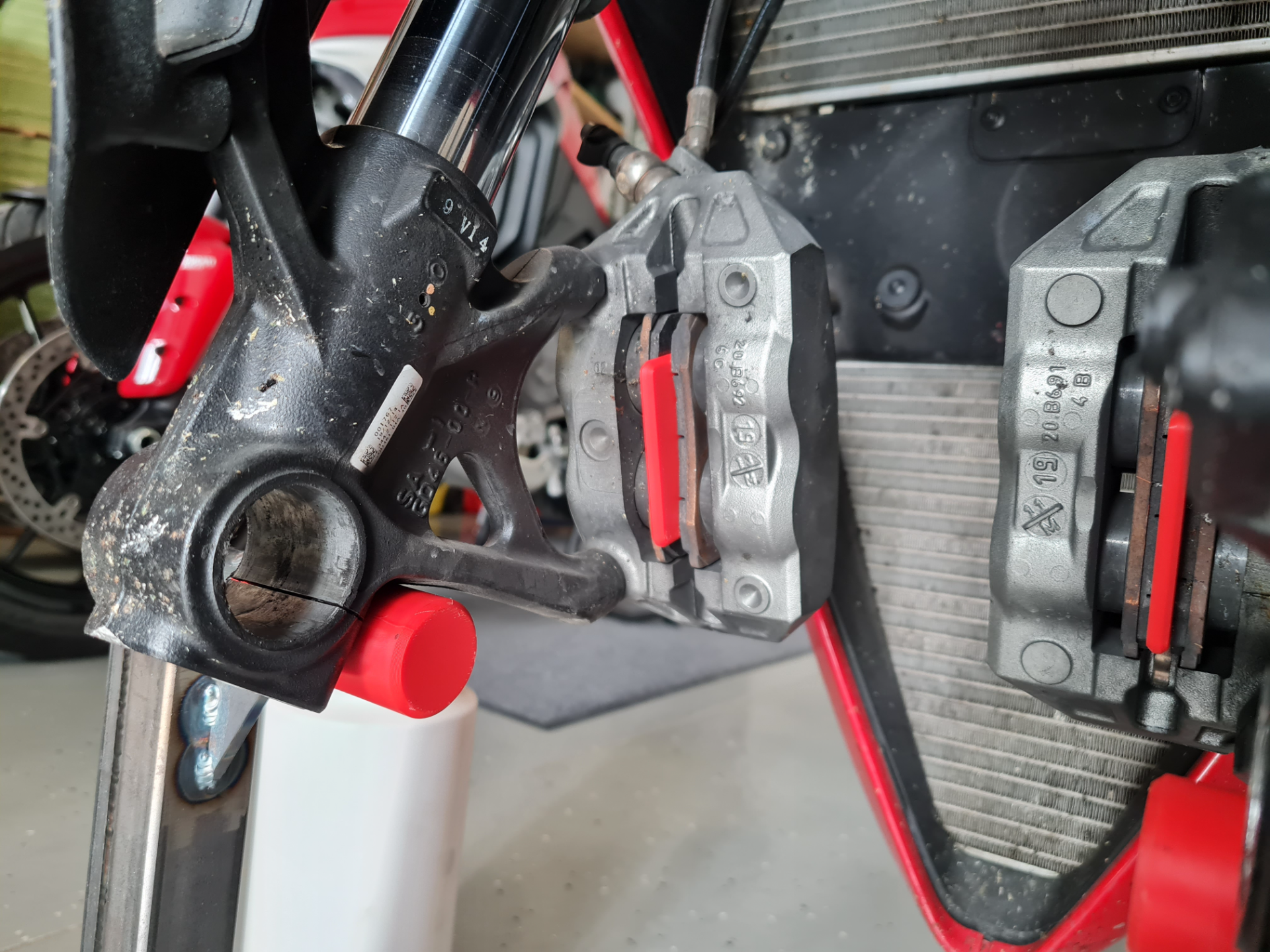 Brake pads spacer