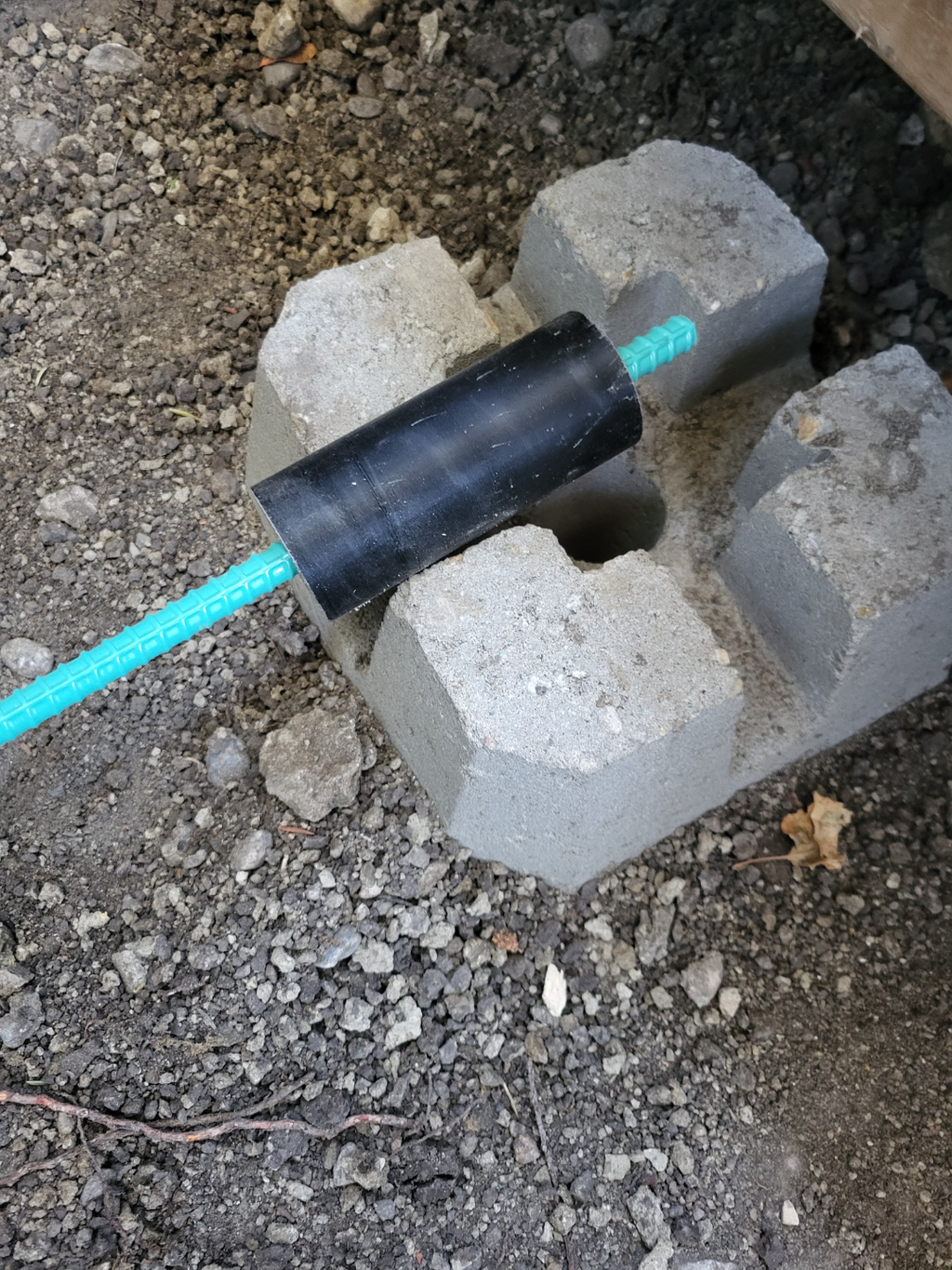 Rebar spacer and support, for masonry post support