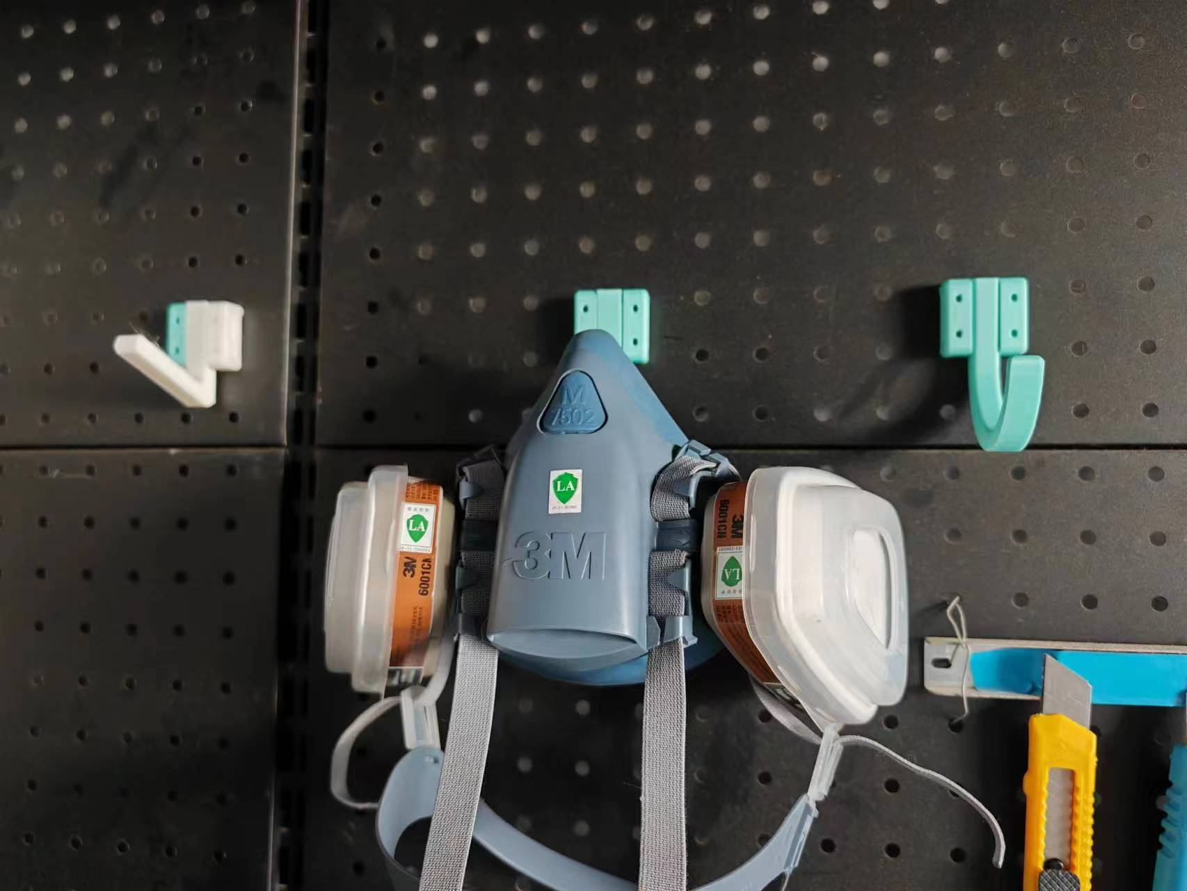 pegboard reinforced hooks and boxes 洞洞板加强挂钩