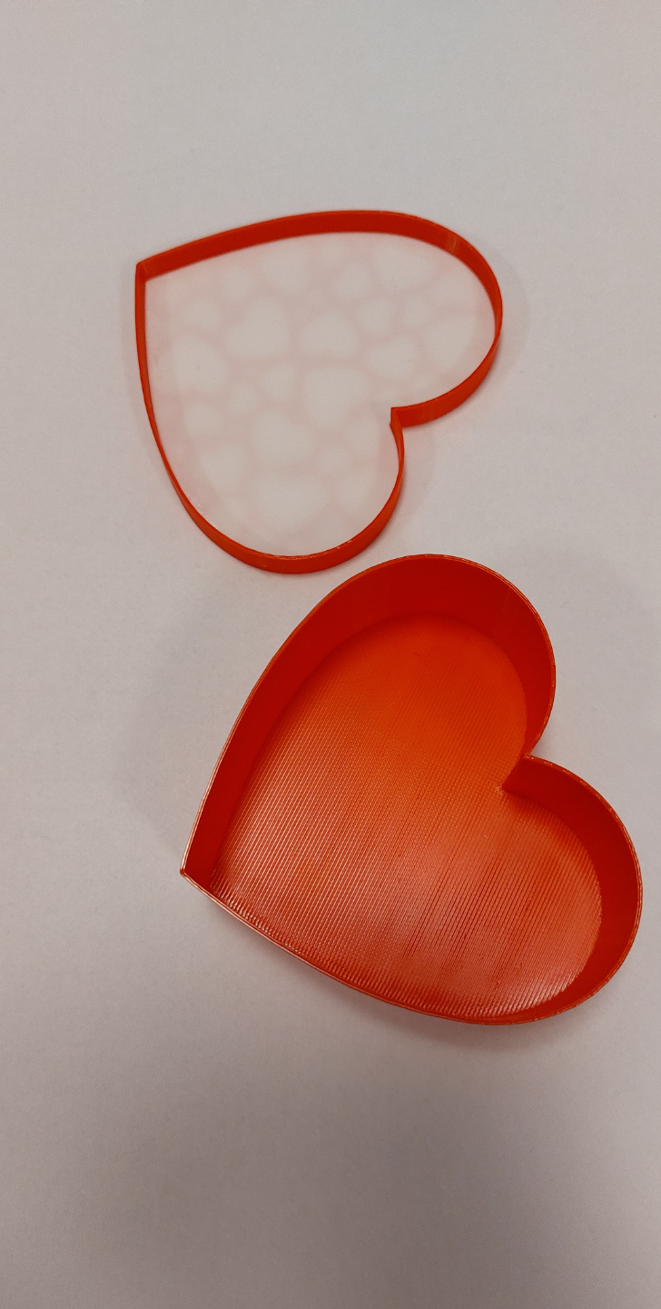Heart-shaped gift box with lid
