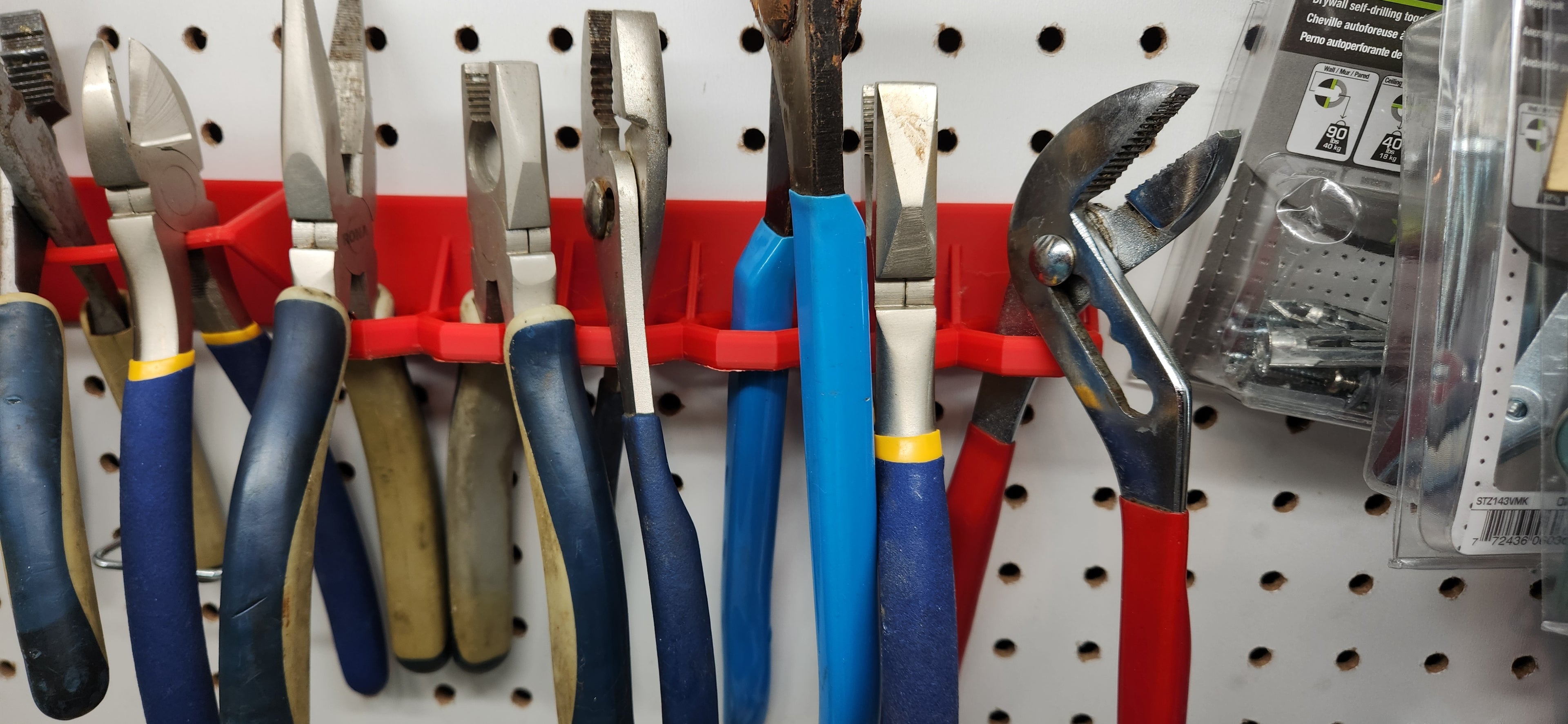 Peg pliers holder v2 (parametrics)