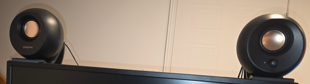 Creative Pebble V3 stand for LG Monitor