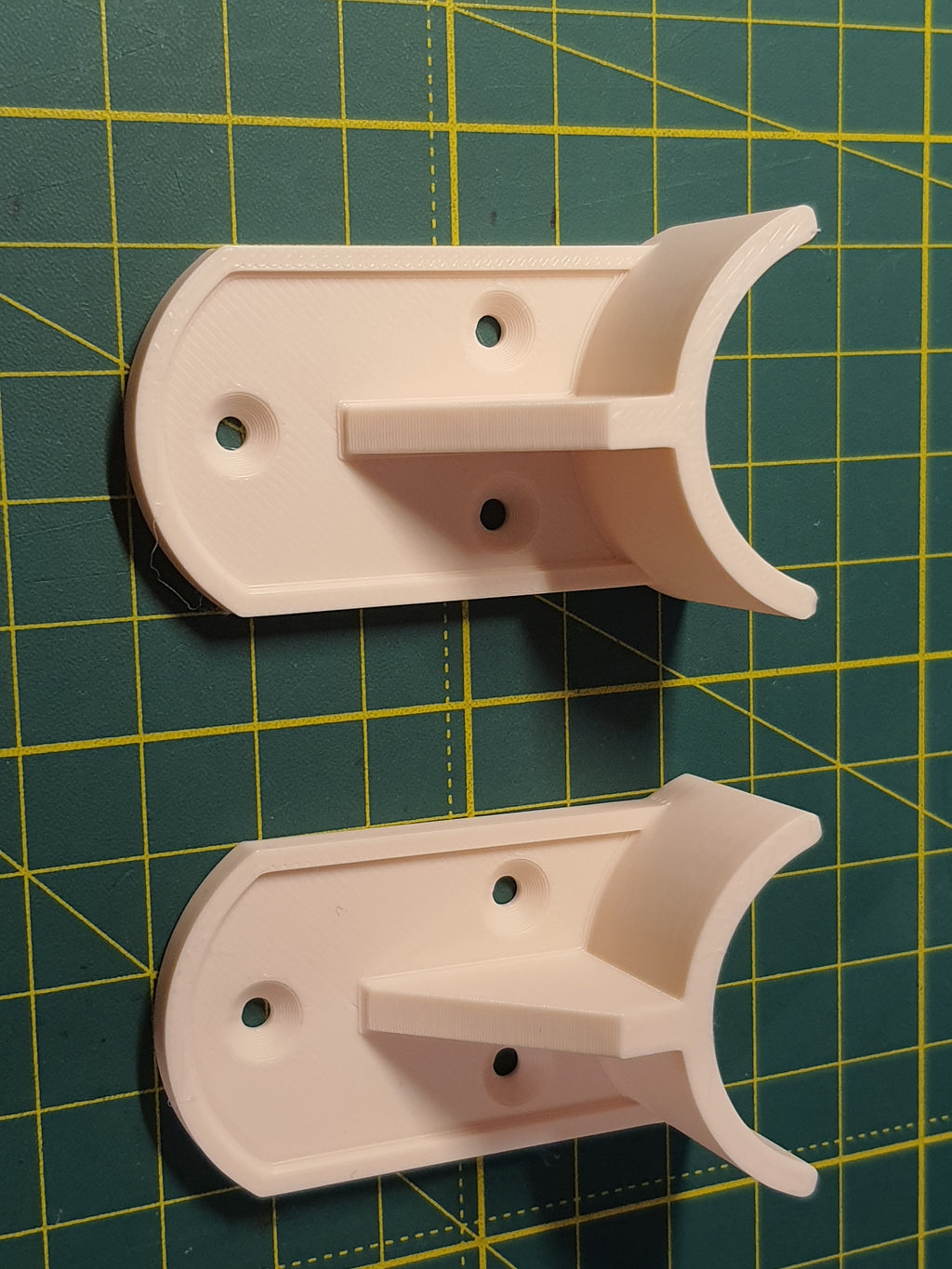 Support element for shower curtain tube