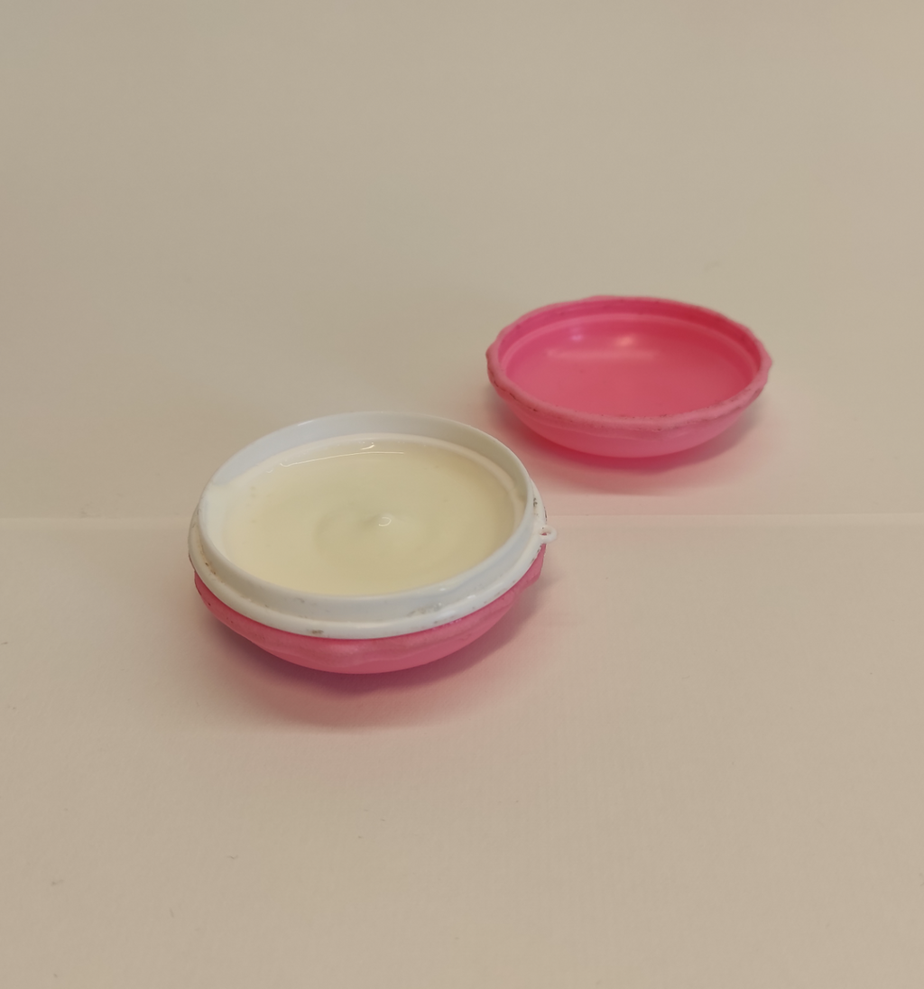 macarons, cream container