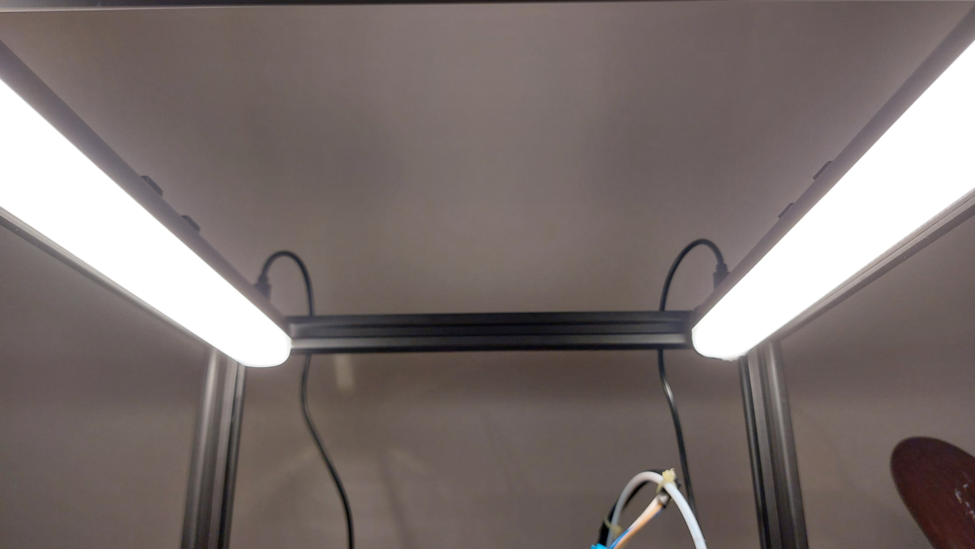 Lightbar holder for 2020 extrusion printers.