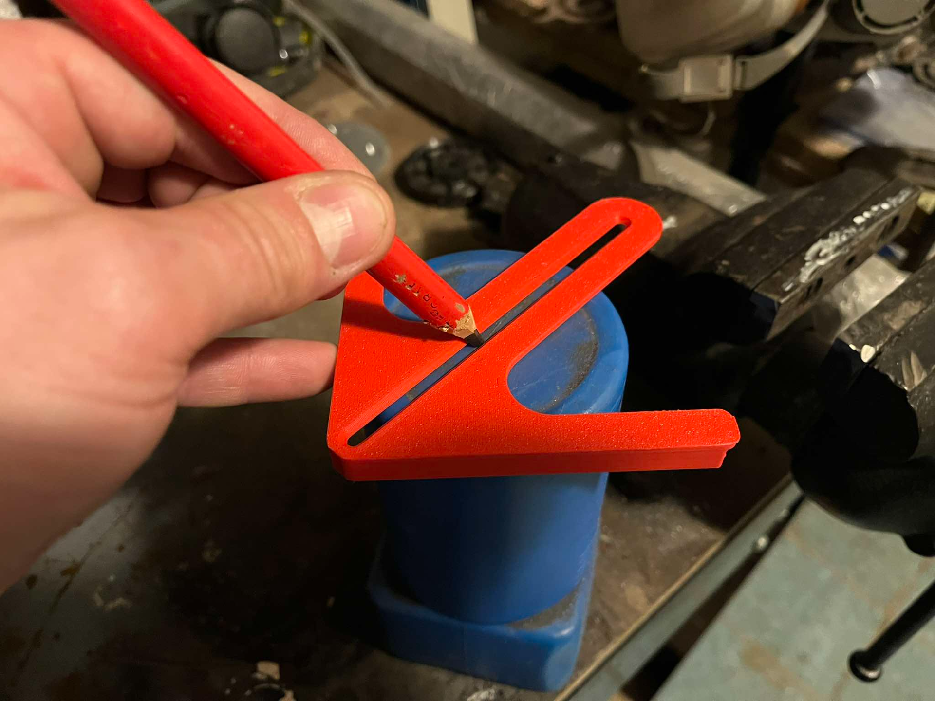 Centering device for finding the center