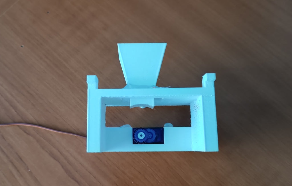 Automatic fish feeder