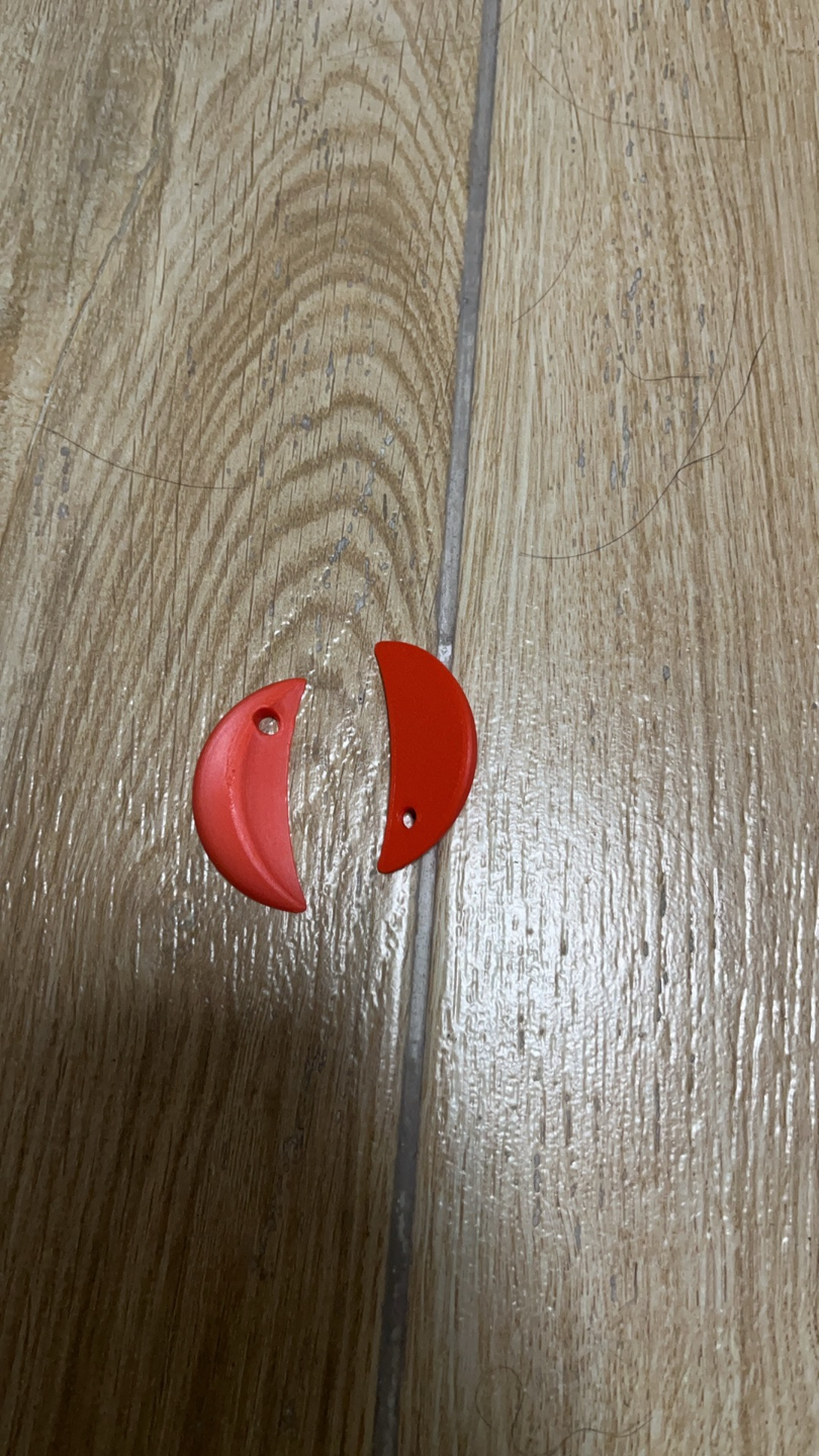 便携：掷杯筊和祈杯小模型 Portable: small models of cup throwing baskets and prayer cups