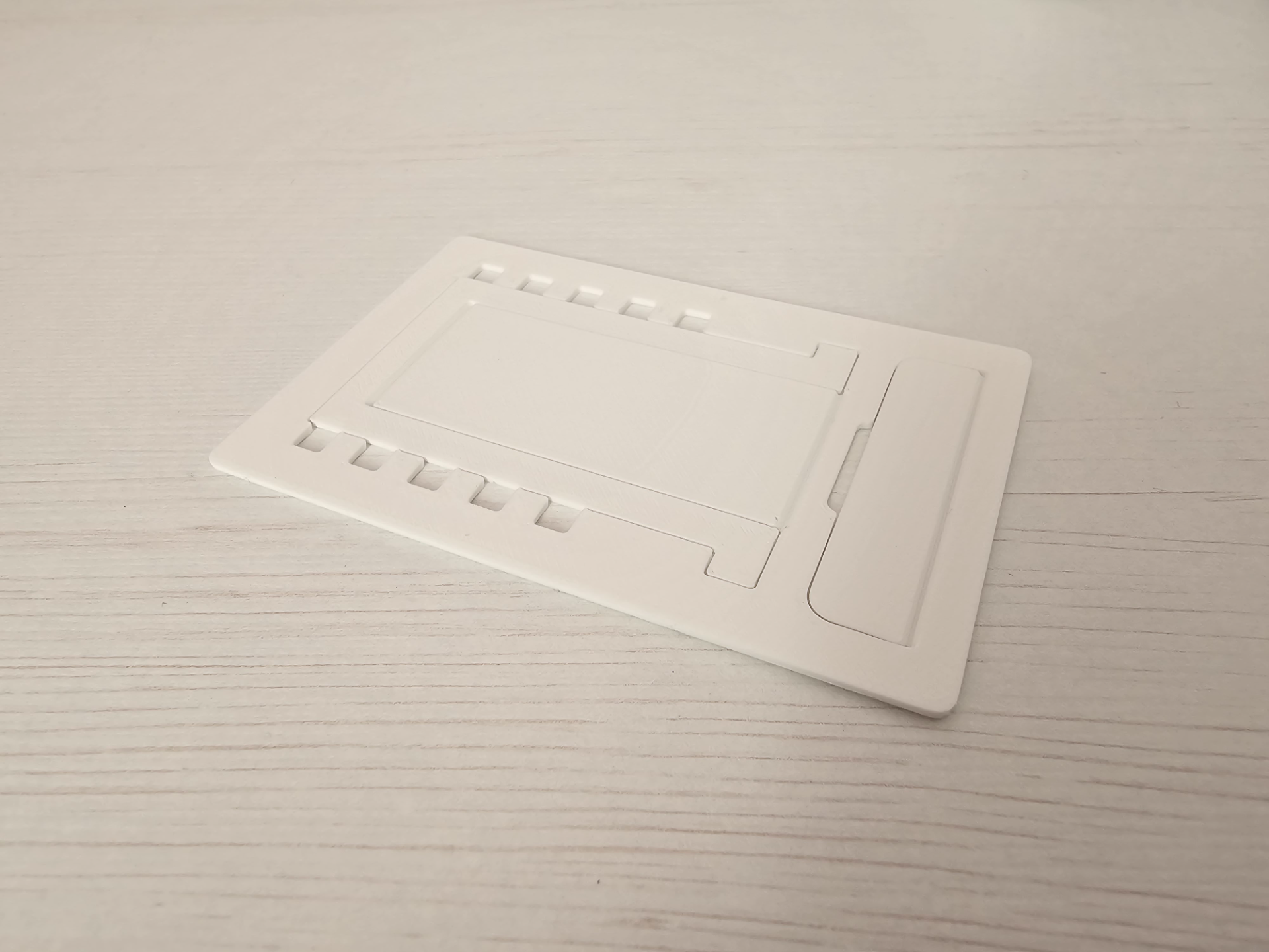 Card size phone stand