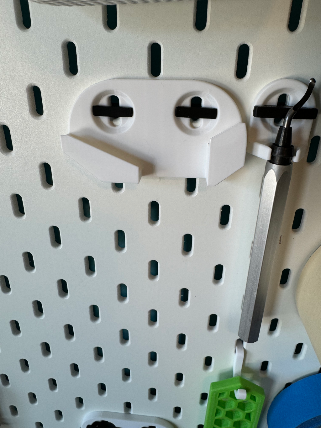 Vinca caliper holder for Skadis (T-clips)