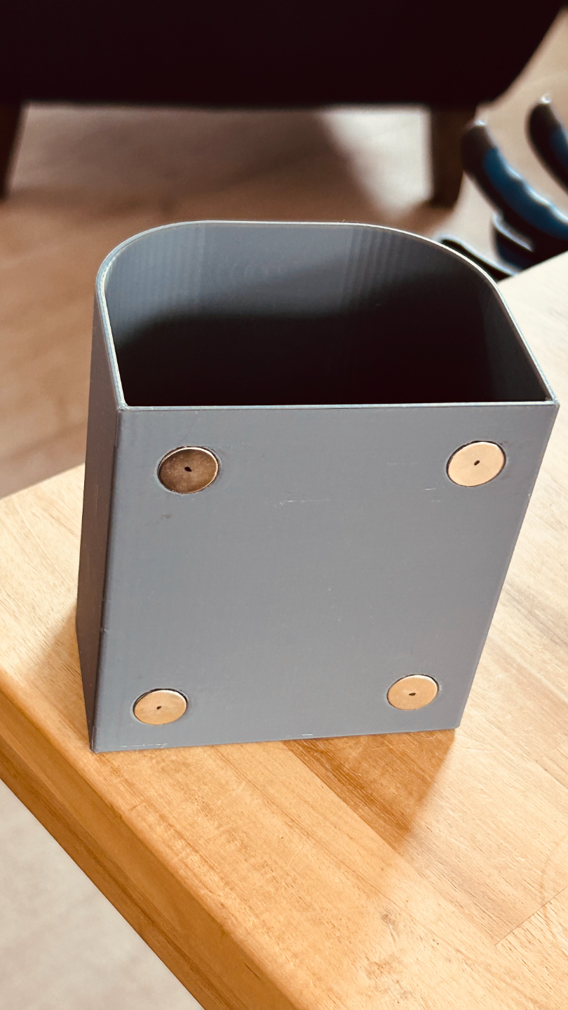 Filament catch can with 4 magnets (12x3, round) for X1C, P1P and P1S. Simple but effective.