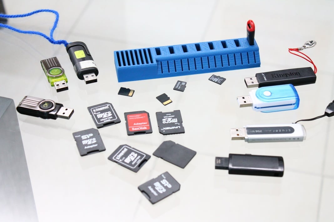 USB, SD and MicroSD holder for wide USB sticks
