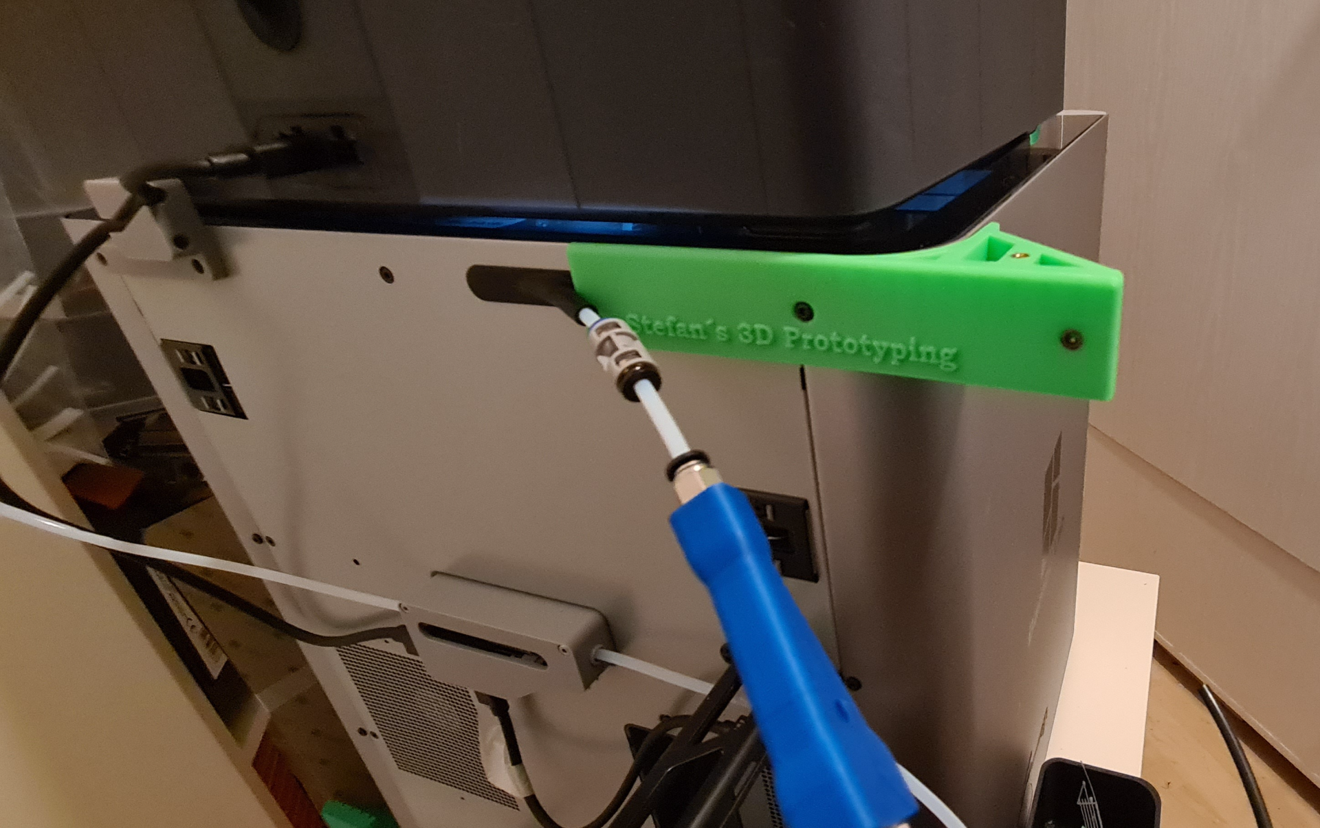 Halter für PTFE Y-Verteiler von Byte Slinger