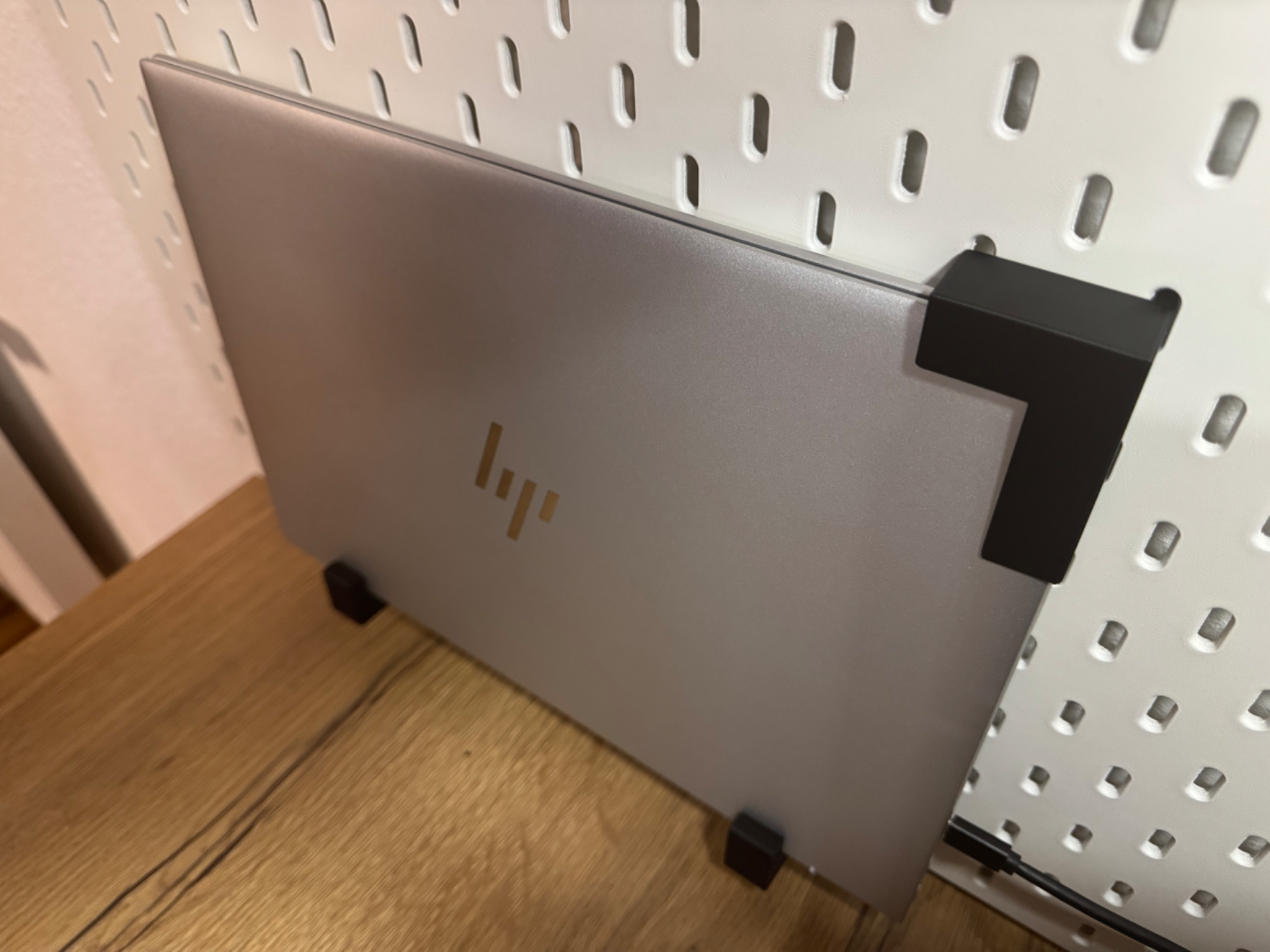Skadis Laptop Anti Tip Top support