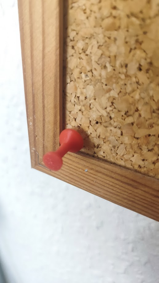 Thumbtack / Pushpin with filament insert as pin