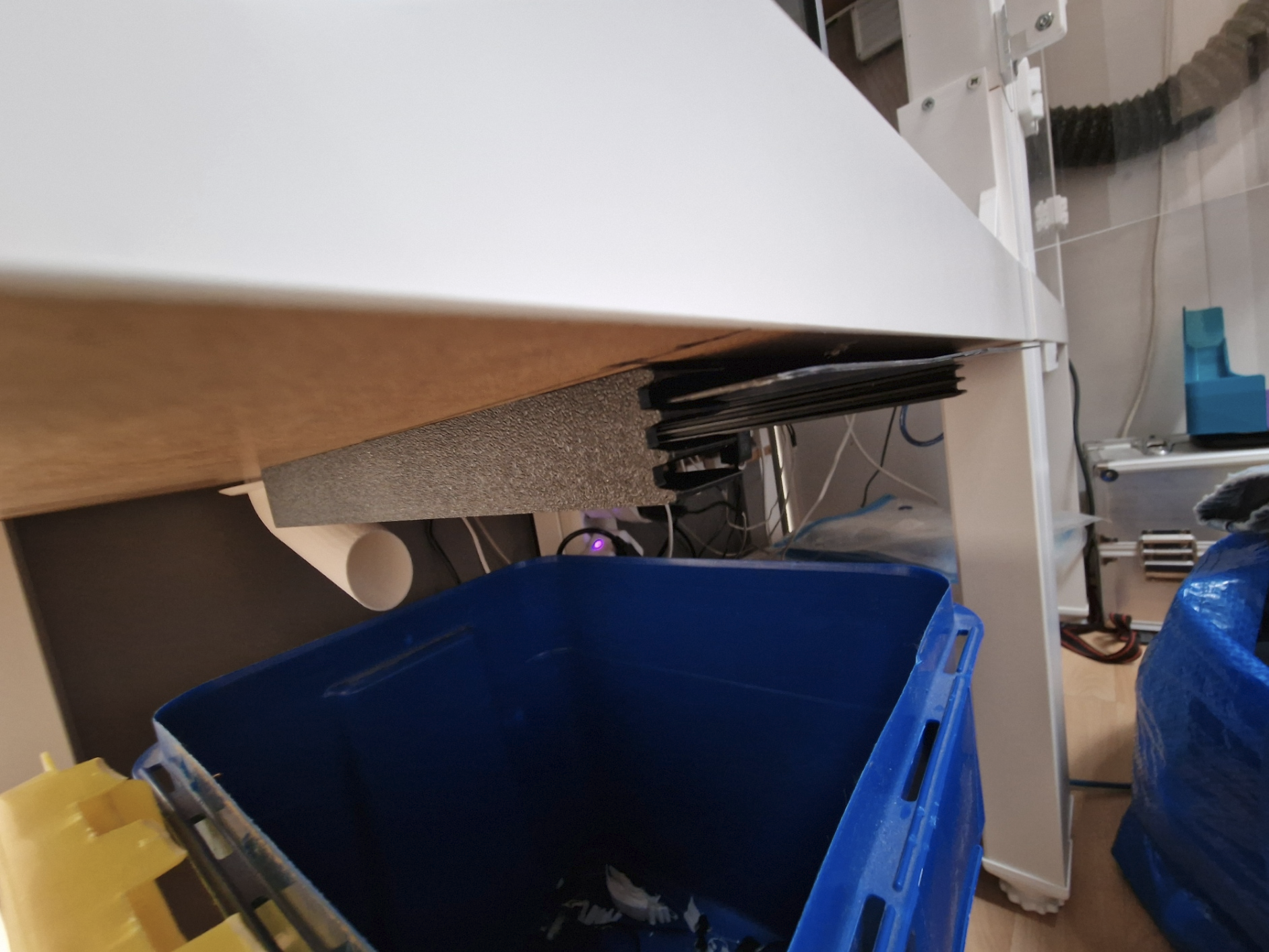 Buildplate holder 3x with holes for under desk