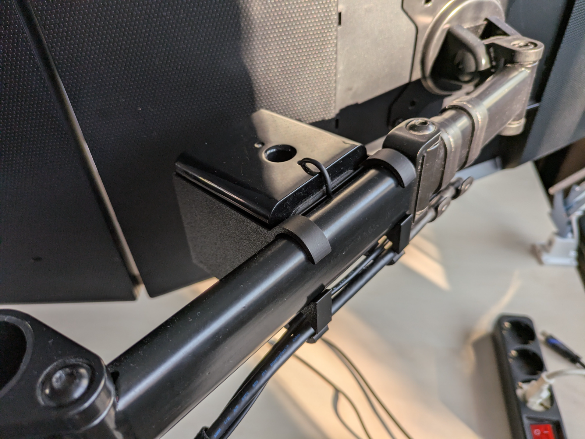 Monitor arm mount for Hama speakers